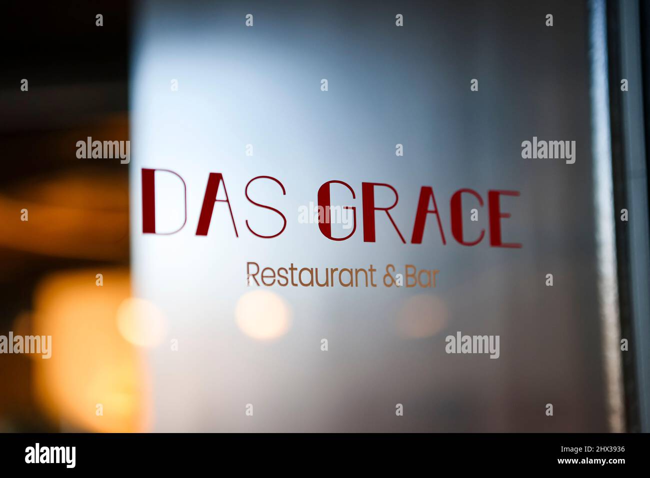 Flensburg, Deutschland. 09. März 2022. Der Schriftzug des Restaurants 'das Grace' ist auf einer Glasscheibe angebracht. Das Restaurant Flensburg hat sich mit seiner Küche einen Stern verdient und ist nun im Michelin-Führer dafür gelistet. Am 9. März 2022 wurden Deutschlands beste Restaurants ausgewählt. Insgesamt listet der Guide Michelin 2022 327 Gourmet-Restaurants in Deutschland auf – darunter neun drei-Sterne-Restaurants und 46 zwei-Sterne-Restaurants. Der Restaurantführer des Reifenherstellers geht am 14. März in den Handel. Quelle: Frank Molter/dpa/Alamy Live News Stockfoto