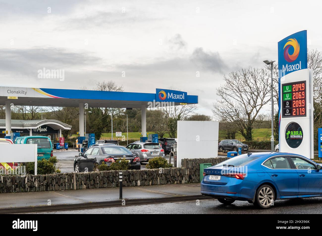 Clonakilty, West Cork, Irland. 9. März 2022. Benzin und Diesel haben in den letzten Tagen beide die €2-Liter-Barriere überschritten. In dieser Maxol-Garage in Clonakilty, West Cork, ist Diesel heute teurer als Benzin. Es kommt, da die Regierung die Verbrauchsteuern für Benzin und Diesel ab Mitternacht heute Abend um 20c bzw. 15c Uhr kürzen wird. Quelle: AG News/Alamy Live News Stockfoto