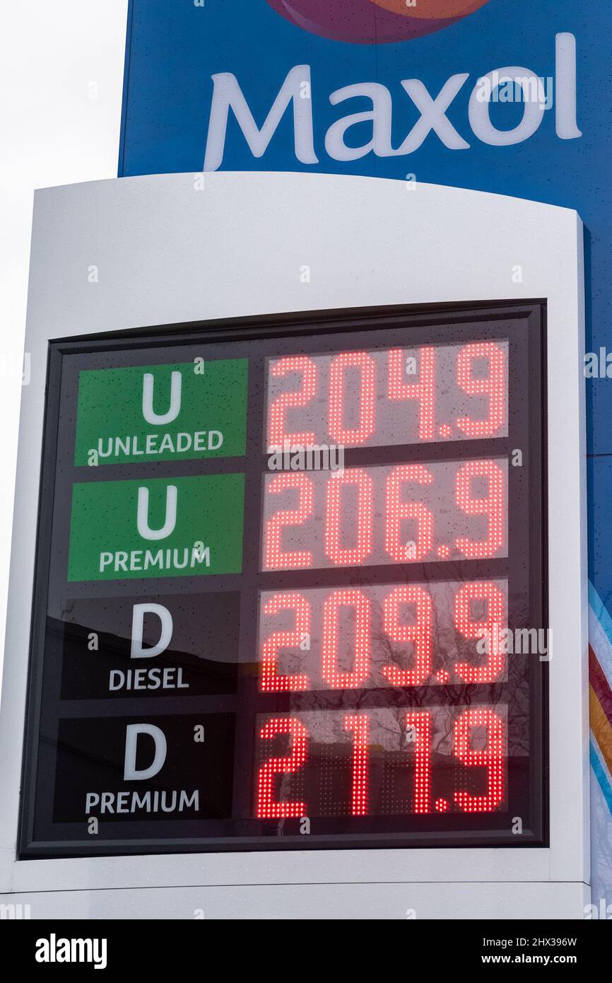 Clonakilty, West Cork, Irland. 9. März 2022. Benzin und Diesel haben in den letzten Tagen beide die €2-Liter-Barriere überschritten. In dieser Maxol-Garage in Clonakilty, West Cork, ist Diesel heute teurer als Benzin. Es kommt, da die Regierung die Verbrauchsteuern für Benzin und Diesel ab Mitternacht heute Abend um 20c bzw. 15c Uhr kürzen wird. Quelle: AG News/Alamy Live News Stockfoto