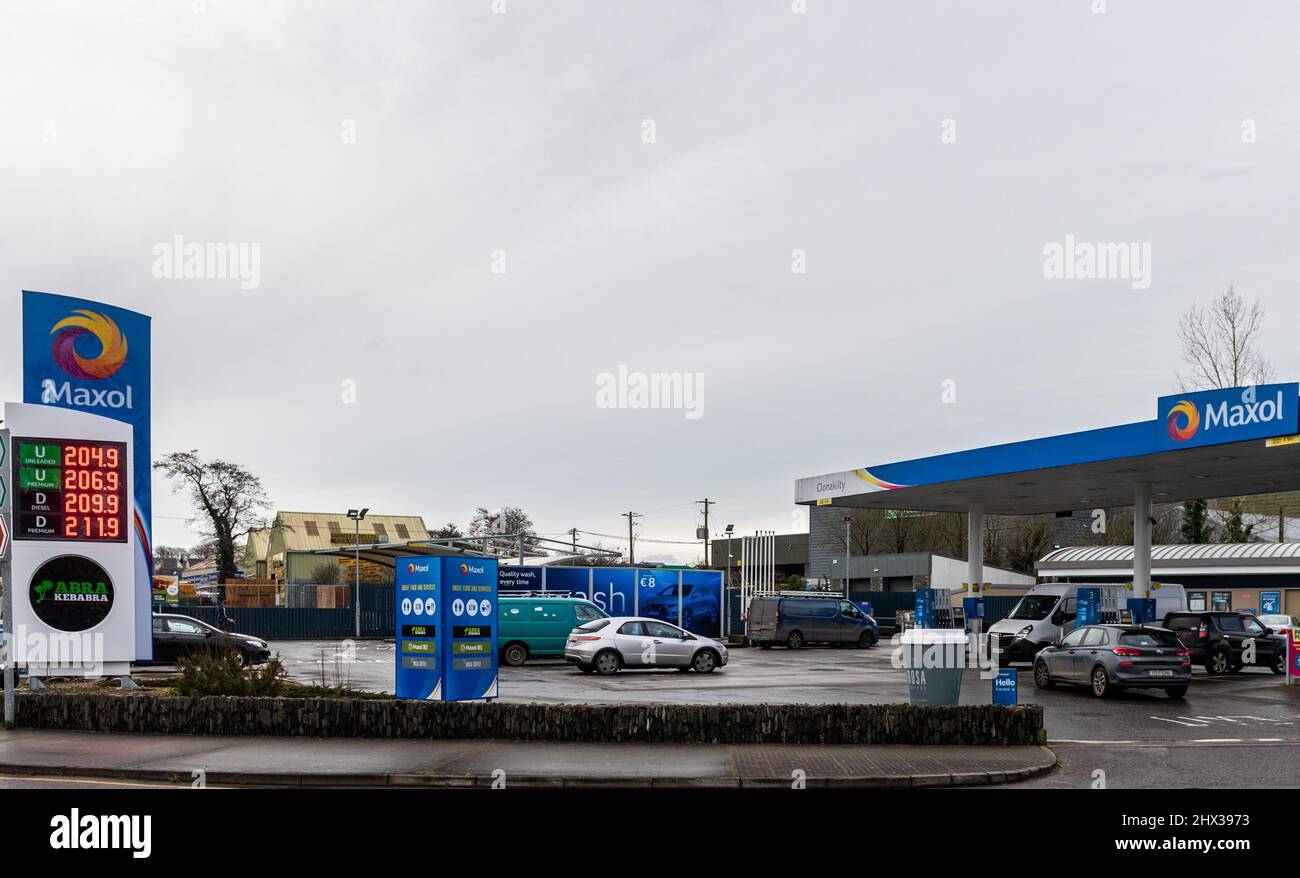 Clonakilty, West Cork, Irland. 9. März 2022. Benzin und Diesel haben in den letzten Tagen beide die €2-Liter-Barriere überschritten. In dieser Maxol-Garage in Clonakilty, West Cork, ist Diesel heute teurer als Benzin. Es kommt, da die Regierung die Verbrauchsteuern für Benzin und Diesel ab Mitternacht heute Abend um 20c bzw. 15c Uhr kürzen wird. Quelle: AG News/Alamy Live News Stockfoto
