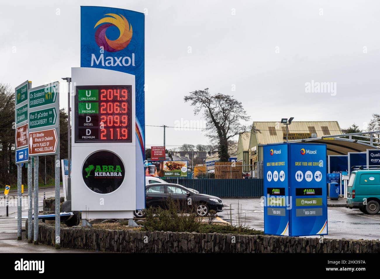 Clonakilty, West Cork, Irland. 9. März 2022. Benzin und Diesel haben in den letzten Tagen beide die €2-Liter-Barriere überschritten. In dieser Maxol-Garage in Clonakilty, West Cork, ist Diesel heute teurer als Benzin. Es kommt, da die Regierung die Verbrauchsteuern für Benzin und Diesel ab Mitternacht heute Abend um 20c bzw. 15c Uhr kürzen wird. Quelle: AG News/Alamy Live News Stockfoto