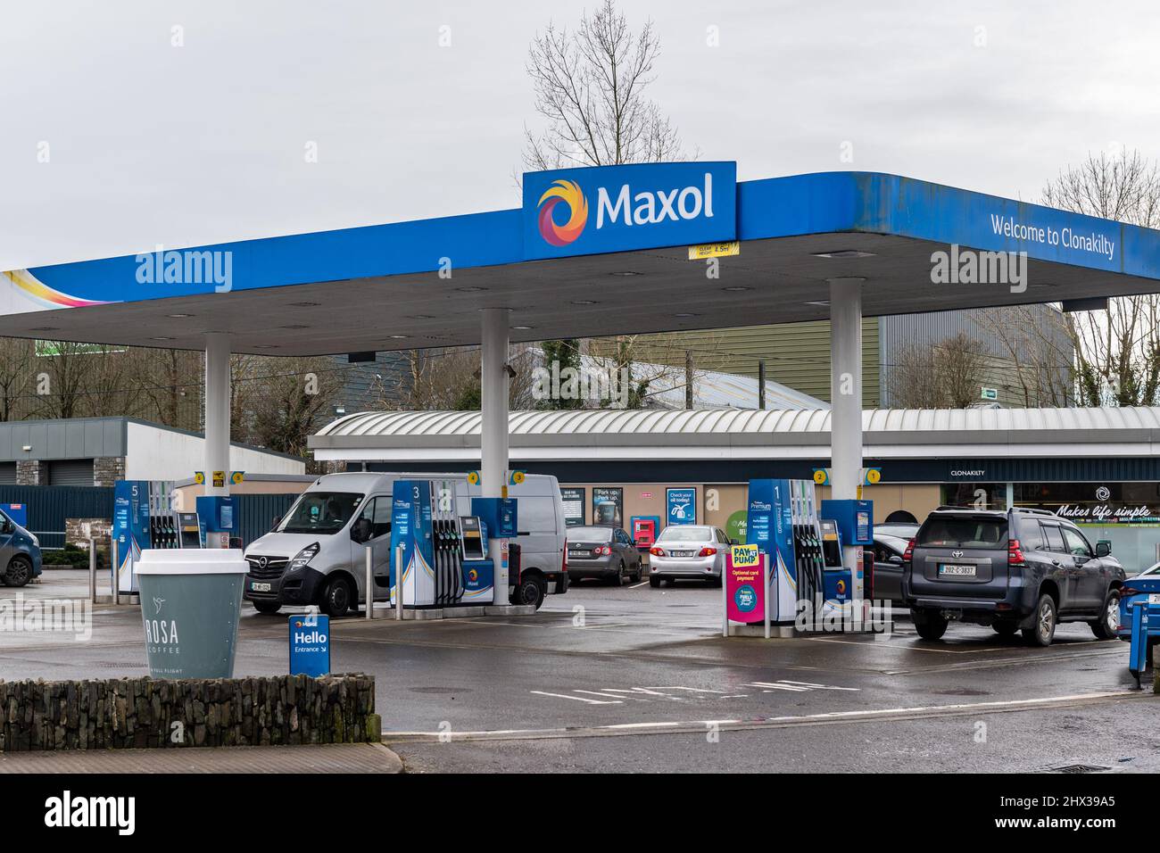 Clonakilty, West Cork, Irland. 9. März 2022. Benzin und Diesel haben in den letzten Tagen beide die €2-Liter-Barriere überschritten. In dieser Maxol-Garage in Clonakilty, West Cork, ist Diesel heute teurer als Benzin. Es kommt, da die Regierung die Verbrauchsteuern für Benzin und Diesel ab Mitternacht heute Abend um 20c bzw. 15c Uhr kürzen wird. Quelle: AG News/Alamy Live News Stockfoto