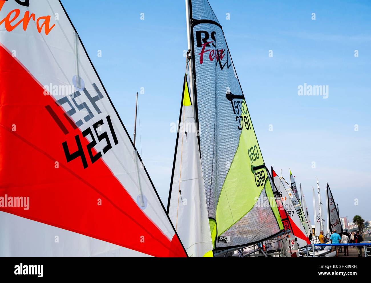 An der Küste von Southend Reihen sich Yachten an, die an einem schönen sonnigen Segeltag für einen Segelwettbewerb bereit sind. Stockfoto