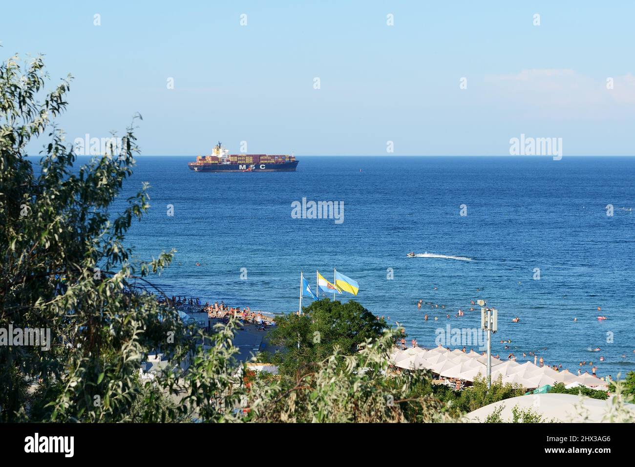 CHORNOMORSK, UKRAINE - 9. AUGUST: Der Transport des Containerschiffes vom Hafen und Strand von Chornomorsk mit ukrainischer Flagge am 25. September 2020 in Chorn Stockfoto