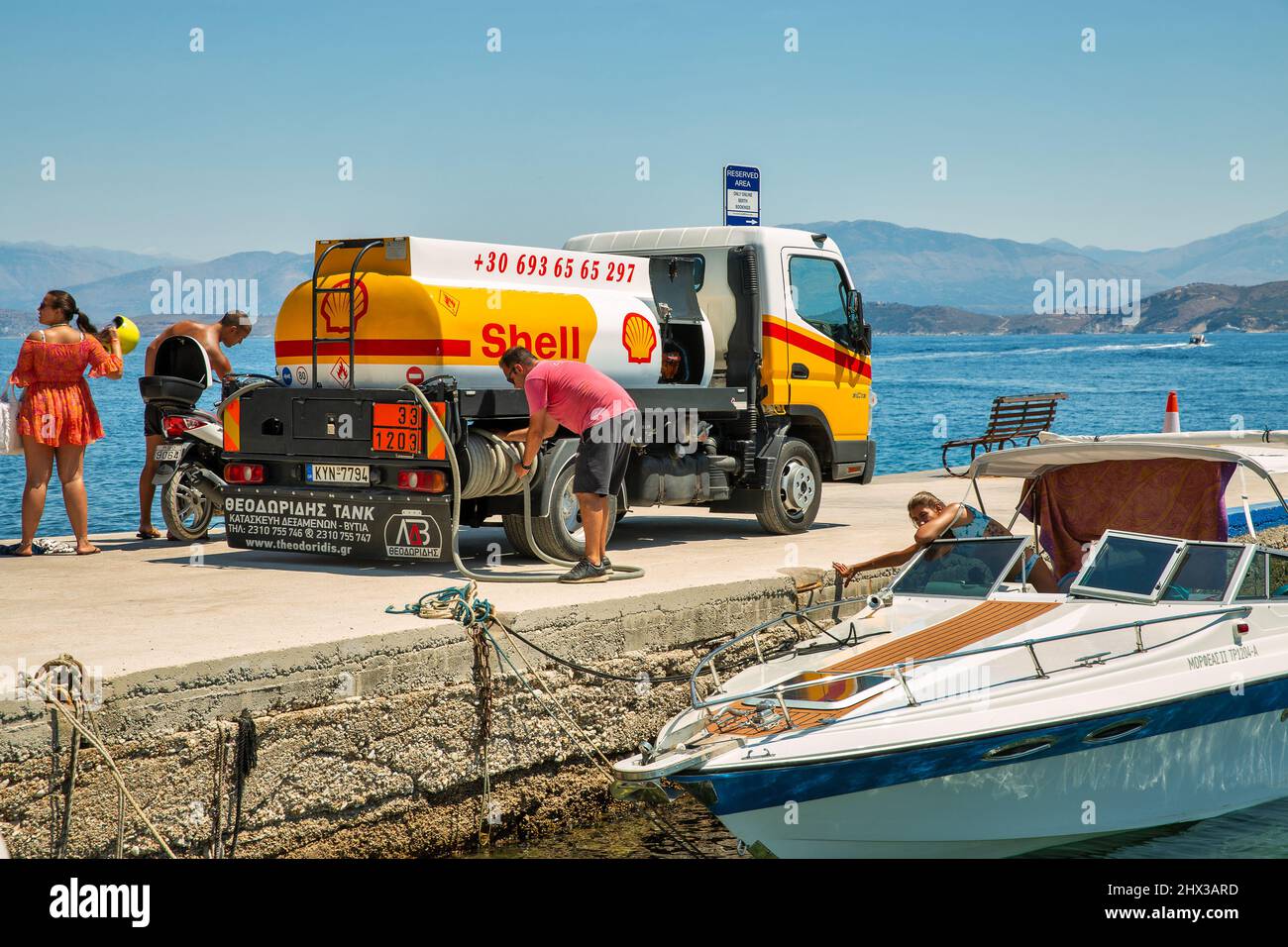 Kassiopi, Korfu, Griechenland - 06. August 2021: Mobiler Shell-Tank für Yachten und Boote an der Küste von Korfu. Shell ist ein multinationales Öl- und Gas-CO Stockfoto