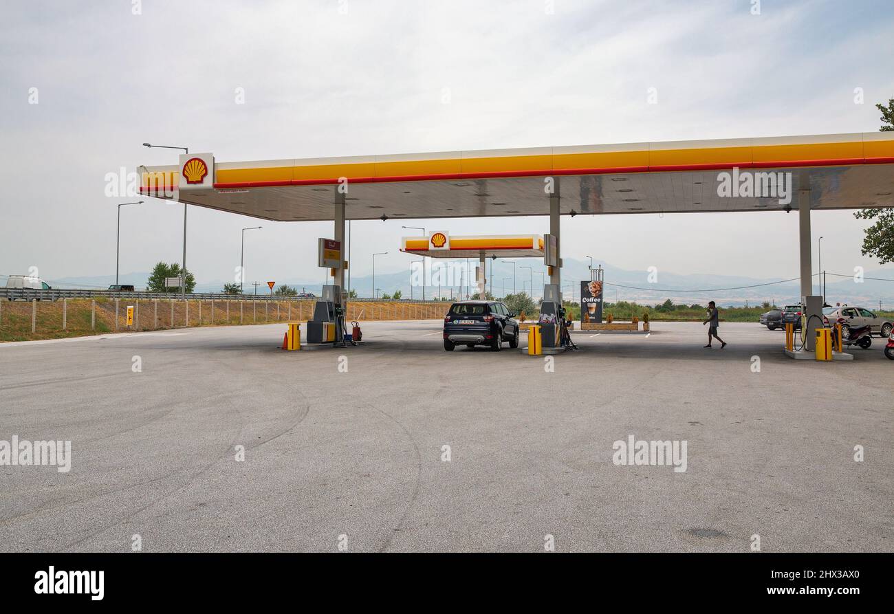Igoumenitsa, Griechenland - 11. August 2021: Shell-Tankstelle auf der Autobahn. Shell ist ein multinationales Öl- und Gasunternehmen mit Hauptsitz im Shell Center, Londo Stockfoto