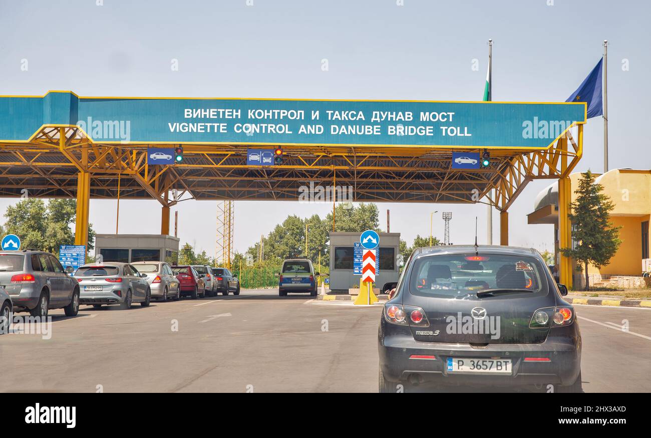 Ruse, Buylgaria - 12. August 2021: Die Linie der Autos hielt an der Zollkontrolle der Vignetten und an der mautpflichtigen Autobahnkreuzung der Donau-Brücke von Bulgarien - Romani Stockfoto