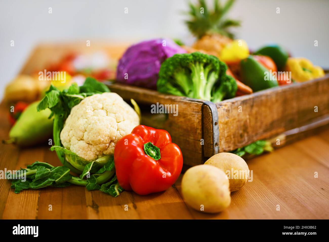 Alle Lebensmittel, die Sie sich wünschen könnten. Aufnahme einer Sammlung von Obst und Gemüse, die auf einem Tisch liegt. Stockfoto