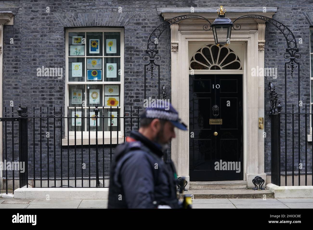 Zeichnungen von Sonnenblumen, der Nationalblume der Ukraine, in den Fenstern der Downing Street 10, London. Bilddatum: Mittwoch, 9. März 2022. Stockfoto