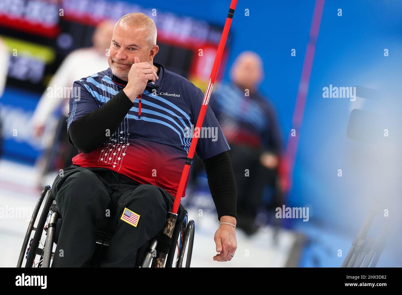 Peking, China. 9. März 2022. Steve EMT (vorne) der Vereinigten Staaten tritt beim Wheelchair Curling Round Robin Match zwischen den Vereinigten Staaten und Lettland von Peking 2022 Winter-Paralympics im National Aquatics Center in Peking, der Hauptstadt von China, am 9. März 2022 an. Kredit: Ma Xiping/Xinhua/Alamy Live Nachrichten Stockfoto