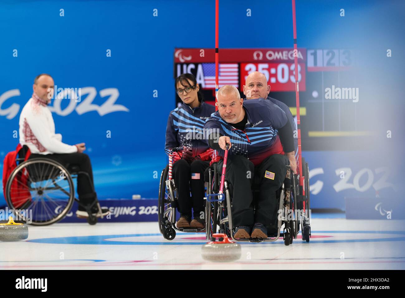 Peking, China. 9. März 2022. Steve EMT (vorne) der Vereinigten Staaten tritt beim Wheelchair Curling Round Robin Match zwischen den Vereinigten Staaten und Lettland von Peking 2022 Winter-Paralympics im National Aquatics Center in Peking, der Hauptstadt von China, am 9. März 2022 an. Kredit: Ma Xiping/Xinhua/Alamy Live Nachrichten Stockfoto