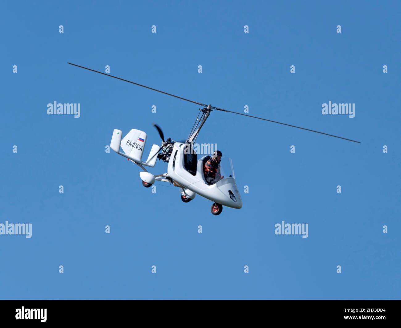 Balashikha Russia Black Airfield 22 May 2021: gyroplane Gyro Klassischer Demonstrationsflug das Sky Aviation Festival, Theorie und Praxis. Stockfoto