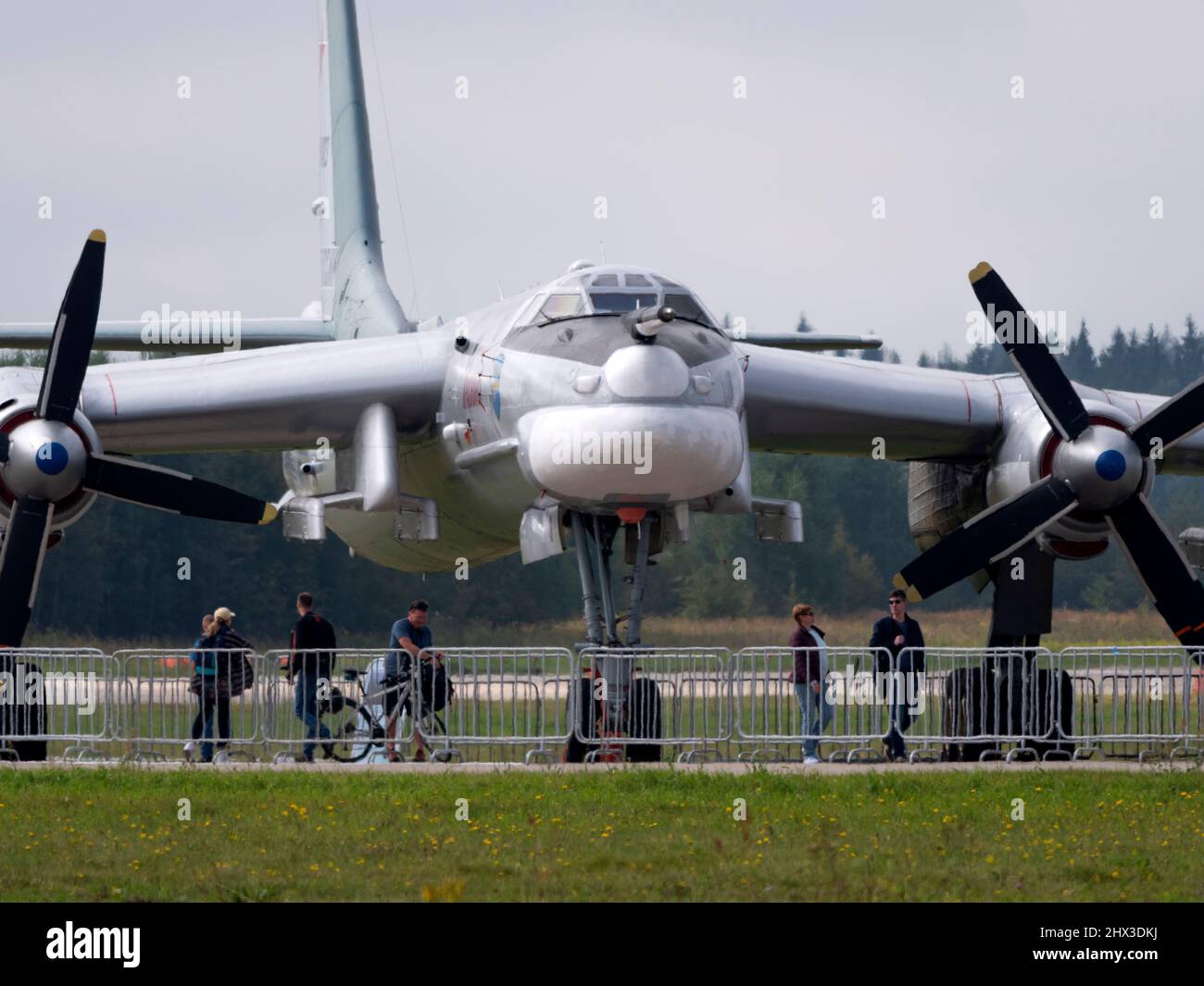KUBINKA, RUSSLAND - 25. AUGUST 2020: Armee des internationalen militärtechnischen Forums-2020 auf dem Luftstützpunkt Kubinka. TU-95 ist ein großer, viermotoriger Turboprop-p Stockfoto