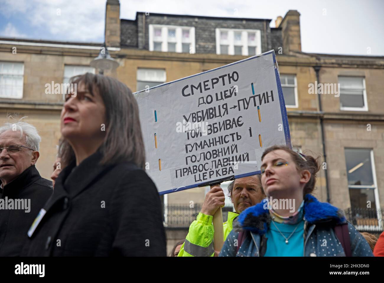 Russisches Konsulat, Melville Street, Edinburgh, Schottland, Großbritannien. 9. vom März 2022. Schottische Künstler unterstützen die Ukraine. Mit der Kraft der Kunst (Musik, Gesang, Lesungen und Bilder) eine starke Botschaft der kommunalen Unterstützung und Solidarität von schottischen Künstlern an das ukrainische Volk zu senden. Kredit: Arch White/alamylive Nachrichten Stockfoto