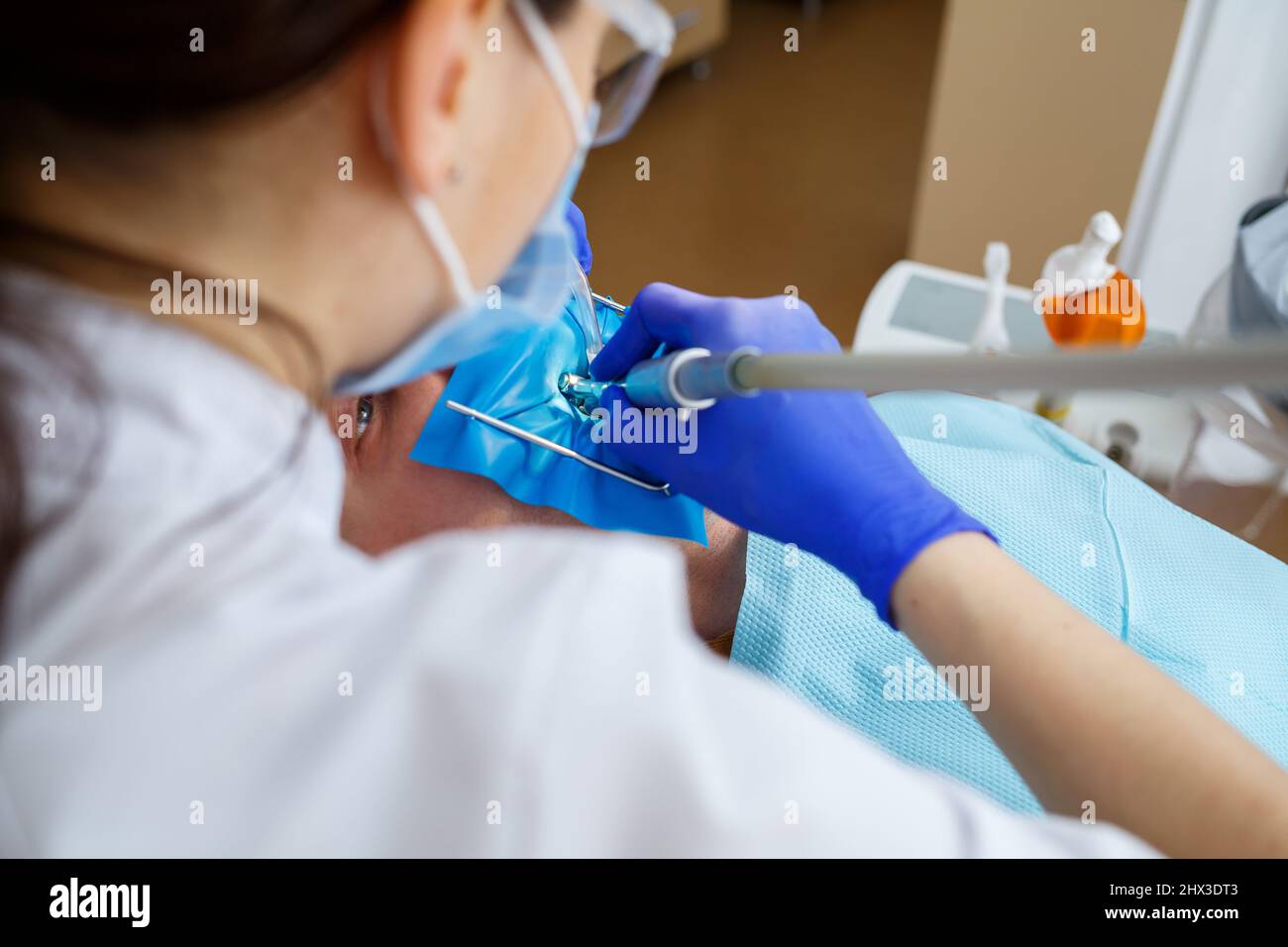 Ein Zahnarzt behandelt einen männlichen Patienten mit zahnmedizinischen Instrumenten. Der Zahnarzt untersucht die Zähne der Patienten in der Zahnklinik. Selektiver Fokus Stockfoto