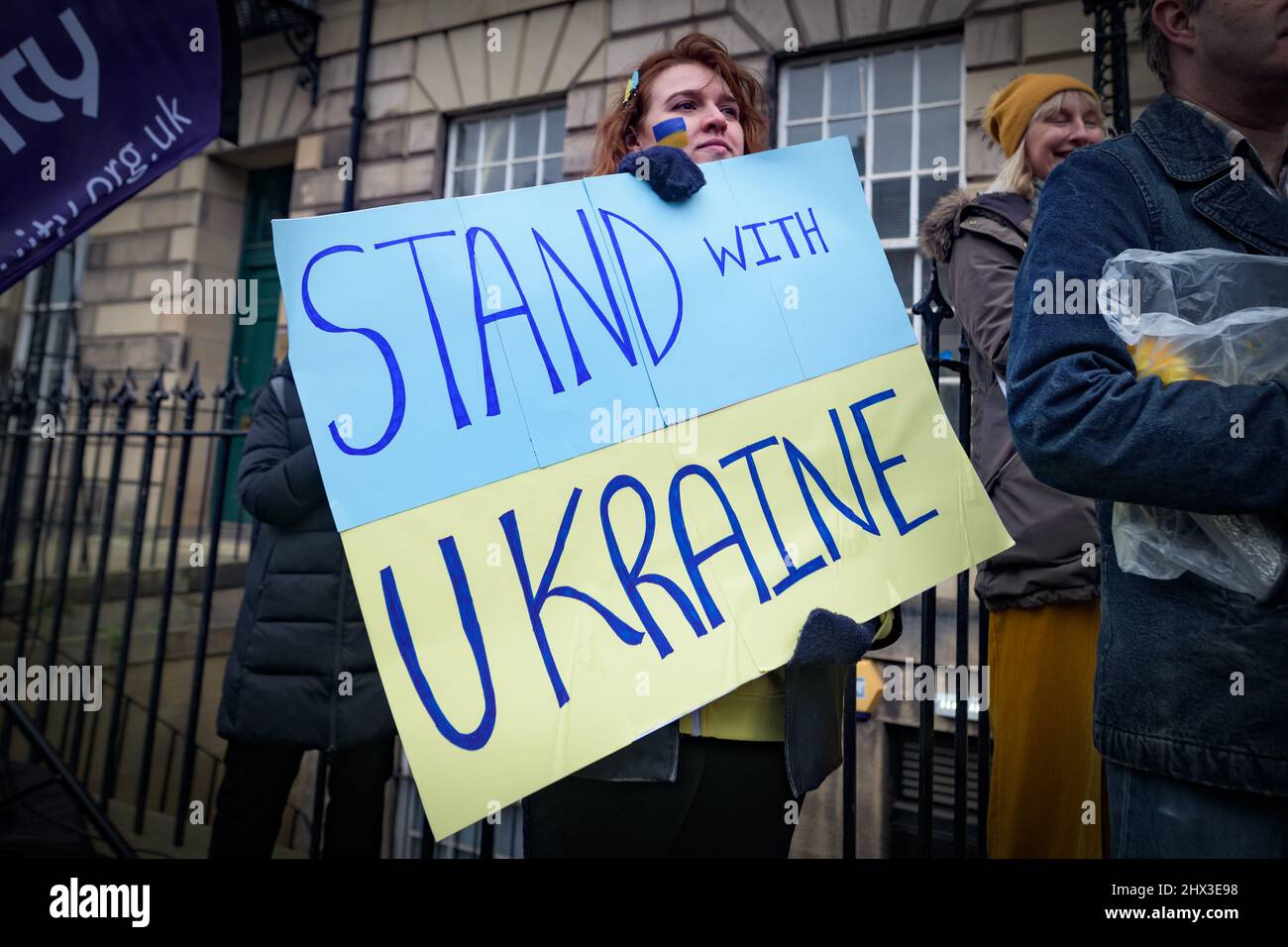 Edinburgh, Schottland. Mi, 9. März 2022. Teilnehmer der schottischen Künstler für die Ukraine Protestdemonstration vor dem russischen Konsulat in Edinburgh. Sie wollten die Kraft der Kunst (Musik, Lieder, Lesungen und Bilder) nutzen, um eine starke Botschaft der kommunalen Unterstützung schottischer Künstler an die Ukraine zu senden. Sie wollten auch die russische Regierung mit ihrer Kultur beschämen und ihre Solidarität mit ihren Kollegen in der Ukraine und insbesondere mit denen in Edinburghs Partnerstadt Kiew zum Ausdruck bringen. Stockfoto
