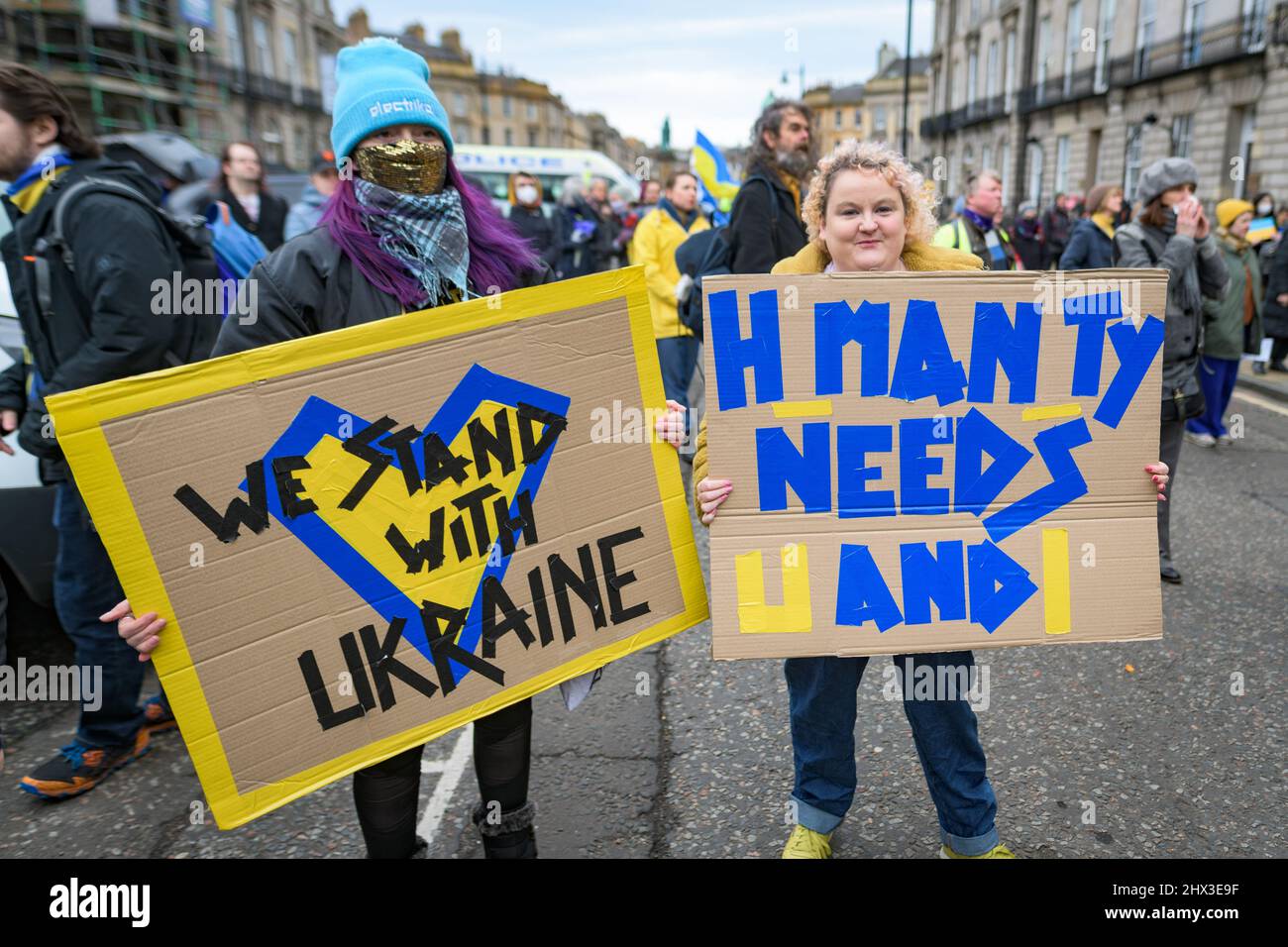 Edinburgh, Schottland. Mi, 9. März 2022. Teilnehmer der schottischen Künstler für die Ukraine Protestdemonstration vor dem russischen Konsulat in Edinburgh. Sie wollten die Kraft der Kunst (Musik, Lieder, Lesungen und Bilder) nutzen, um eine starke Botschaft der kommunalen Unterstützung schottischer Künstler an die Ukraine zu senden. Sie wollten auch die russische Regierung mit ihrer Kultur beschämen und ihre Solidarität mit ihren Kollegen in der Ukraine und insbesondere mit denen in Edinburghs Partnerstadt Kiew zum Ausdruck bringen. Stockfoto