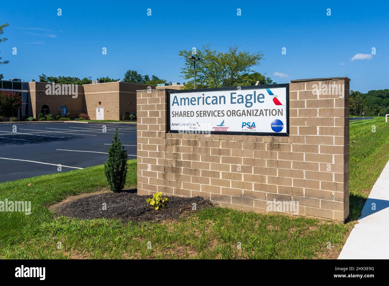 Middletown, PA - 6. September 2021: Melden Sie sich vor den Unternehmensbüros der American Eagle Shared Services Organization an, einschließlich American Airlines Gro Stockfoto
