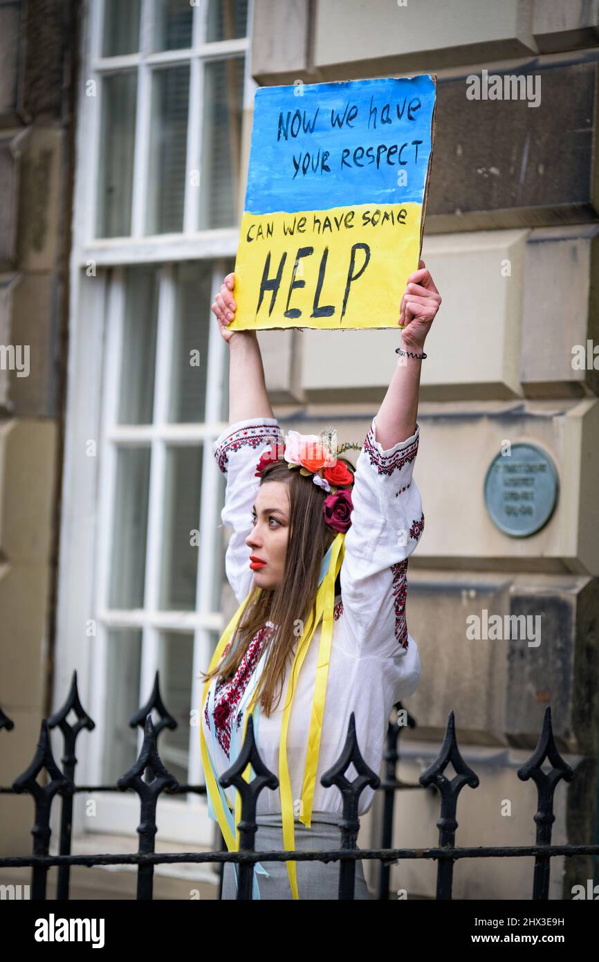 Edinburgh, Schottland. Mi, 9. März 2022. Teilnehmer der schottischen Künstler für die Ukraine Protestdemonstration vor dem russischen Konsulat in Edinburgh. Sie wollten die Kraft der Kunst (Musik, Lieder, Lesungen und Bilder) nutzen, um eine starke Botschaft der kommunalen Unterstützung schottischer Künstler an die Ukraine zu senden. Sie wollten auch die russische Regierung mit ihrer Kultur beschämen und ihre Solidarität mit ihren Kollegen in der Ukraine und insbesondere mit denen in Edinburghs Partnerstadt Kiew zum Ausdruck bringen. Stockfoto