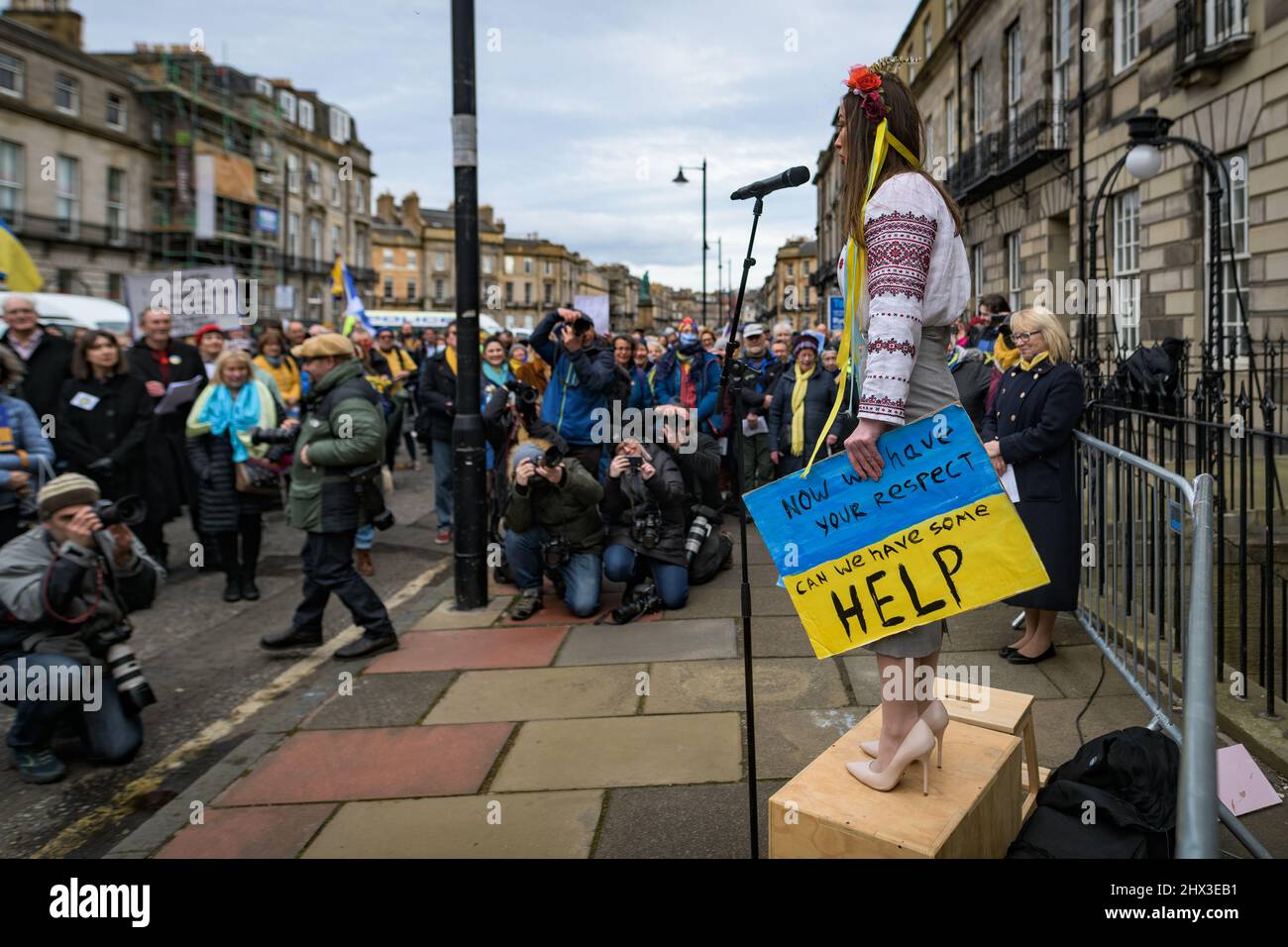 Edinburgh, Schottland. Mi, 9. März 2022. Teilnehmer der schottischen Künstler für die Ukraine Protestdemonstration vor dem russischen Konsulat in Edinburgh. Sie wollten die Kraft der Kunst (Musik, Lieder, Lesungen und Bilder) nutzen, um eine starke Botschaft der kommunalen Unterstützung schottischer Künstler an die Ukraine zu senden. Sie wollten auch die russische Regierung mit ihrer Kultur beschämen und ihre Solidarität mit ihren Kollegen in der Ukraine und insbesondere mit denen in Edinburghs Partnerstadt Kiew zum Ausdruck bringen. Stockfoto