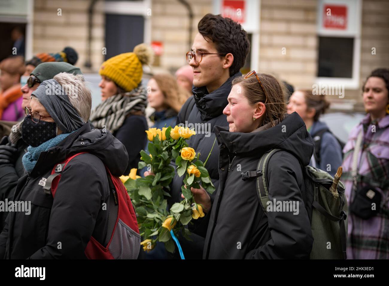 Edinburgh, Schottland. Mi, 9. März 2022. Teilnehmer der schottischen Künstler für die Ukraine Protestdemonstration vor dem russischen Konsulat in Edinburgh. Sie wollten die Kraft der Kunst (Musik, Lieder, Lesungen und Bilder) nutzen, um eine starke Botschaft der kommunalen Unterstützung schottischer Künstler an die Ukraine zu senden. Sie wollten auch die russische Regierung mit ihrer Kultur beschämen und ihre Solidarität mit ihren Kollegen in der Ukraine und insbesondere mit denen in Edinburghs Partnerstadt Kiew zum Ausdruck bringen. Stockfoto