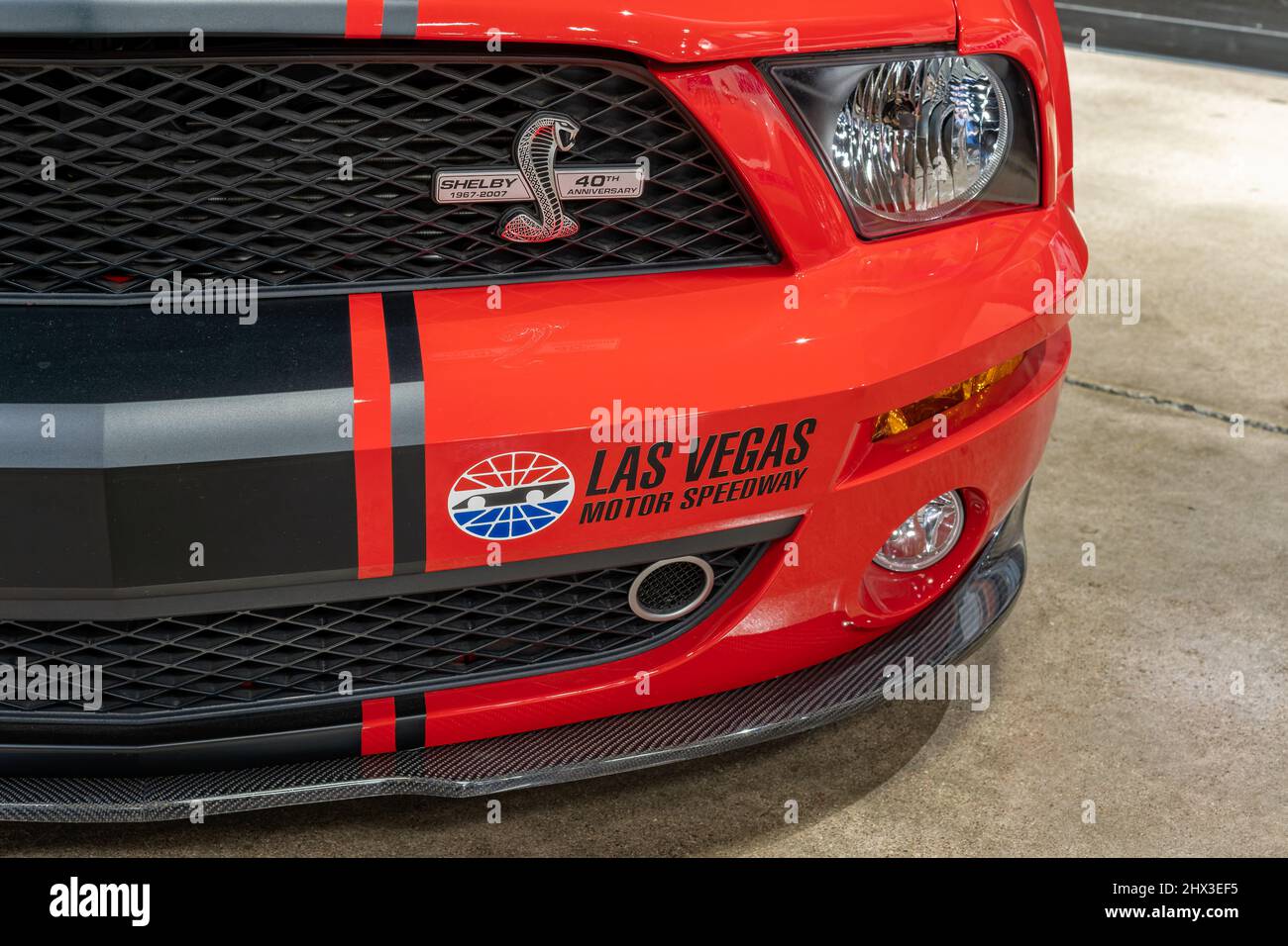 Las Vegas, NV - 13. Dezember 2021: Emblem der Shelby 40. Anniversary Edition und Aufkleber des Las Vegas Motor Speedway auf einem roten Ford Mustang A mit schwarzem Streifen Stockfoto