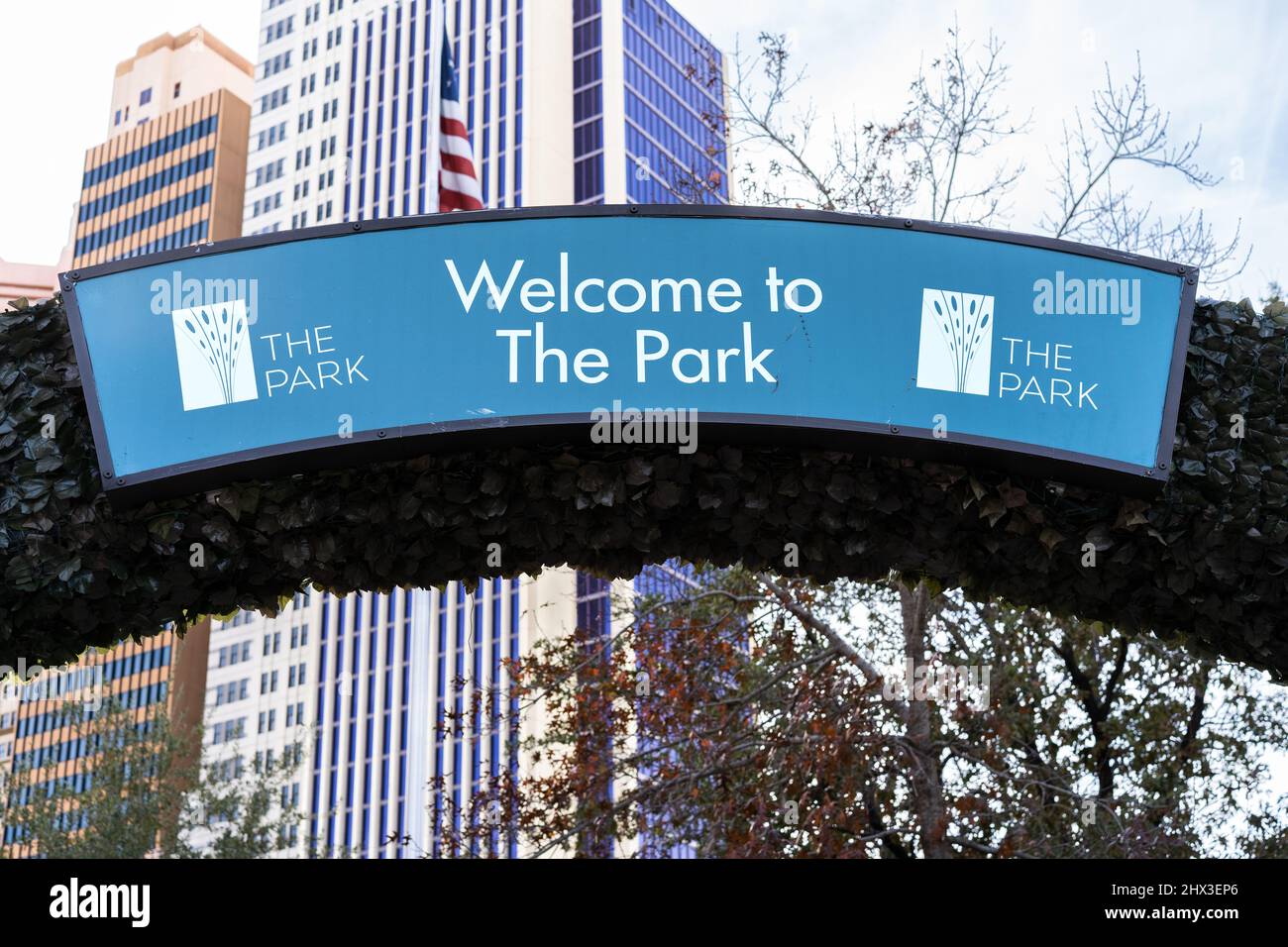 Las Vegas, NV - 15. Dezember 2021: Willkommen im Park-Schild, das sich über dem Eingang zum Restaurant- und Unterhaltungsviertel des MGM Resorts im Freien befindet. Stockfoto