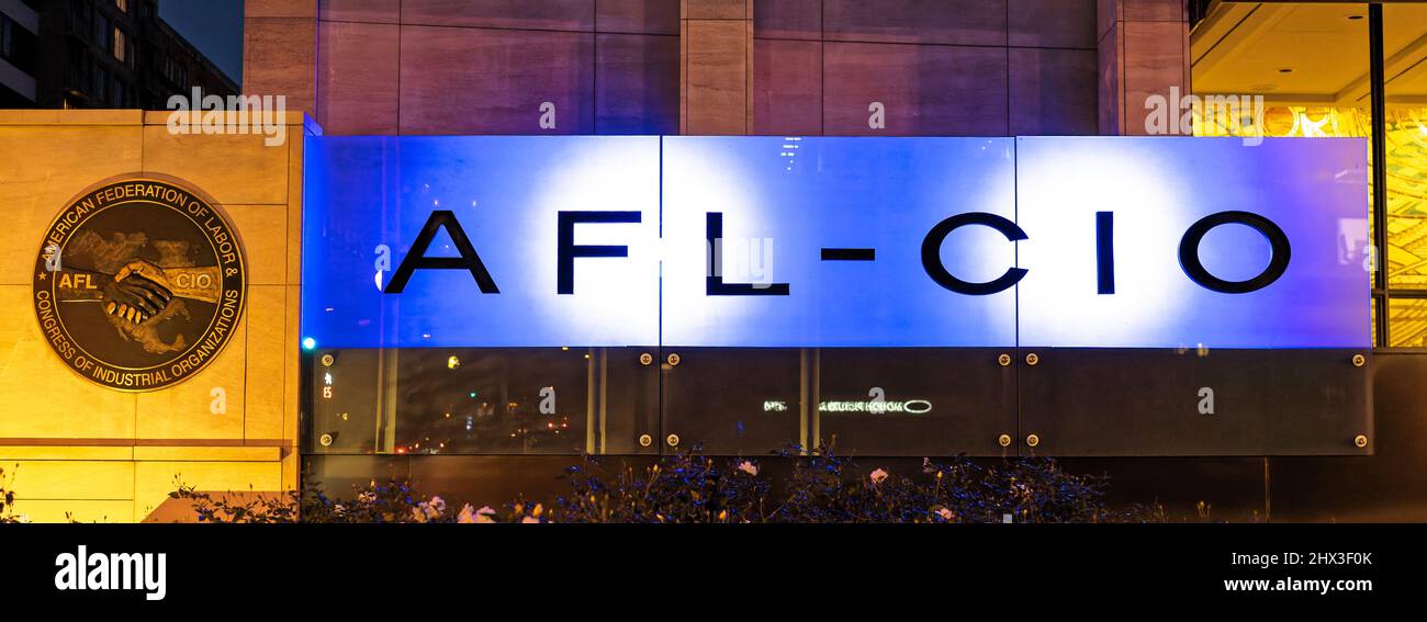 Washington D.C. - 21. November 2021: Schild vor dem AFL-CIO-Gebäude auf der Black Lives Matter Plaza. AFL-CIO steht für American Federation of Labor an Stockfoto