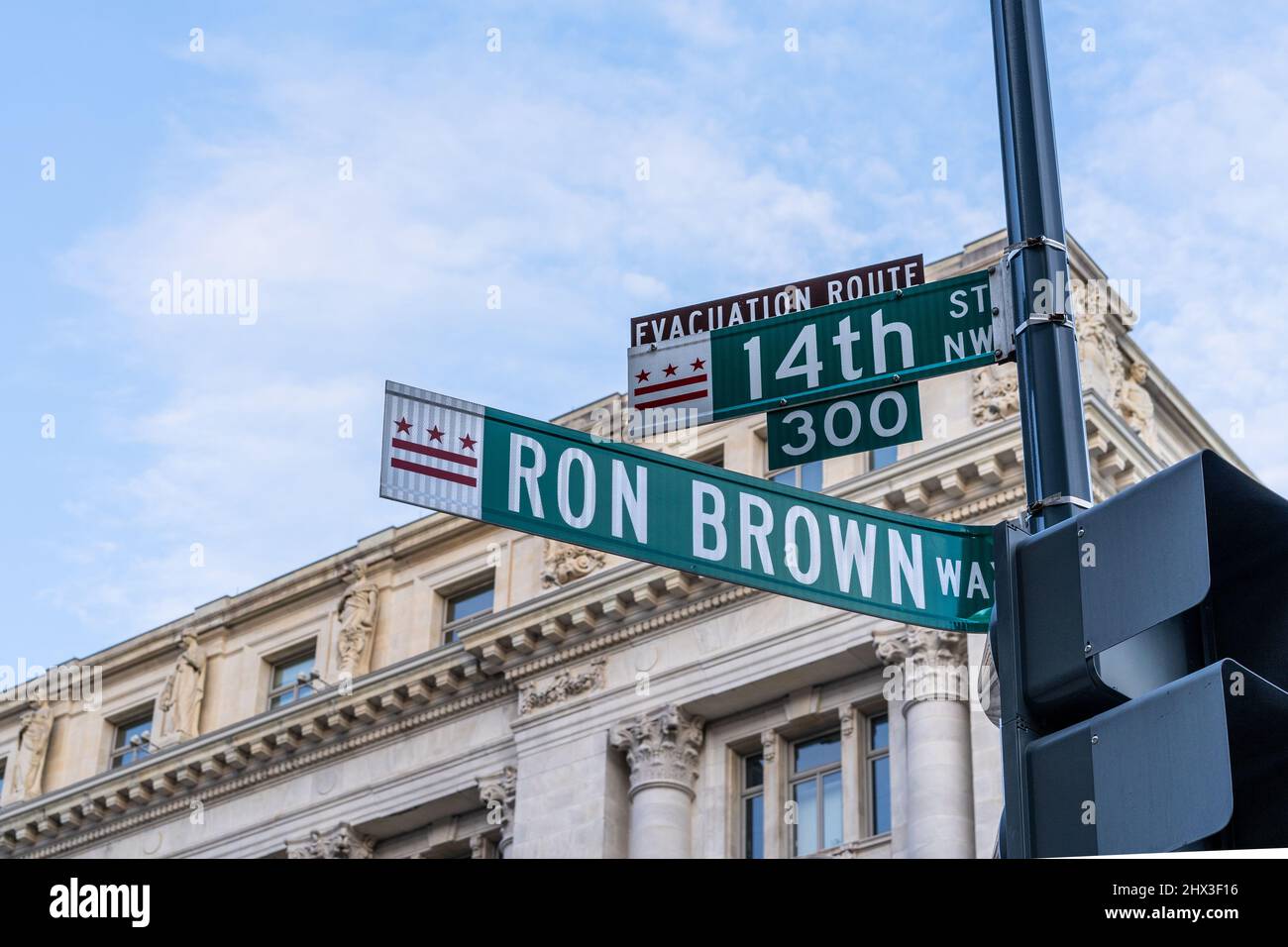 Straßenschild für Ron Brown Way in Washington DC enthält das Symbol für die DC-Flagge. Ronald H. Brown war der erste Afroamerikaner, der die Position innehelegt Stockfoto