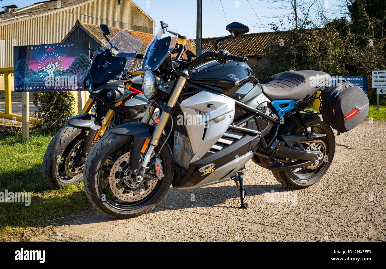 Zwei elektrische Elektromotorräder von Energica parkten vor der englischen Elektromotorgesellschaft (EEMC). Stockfoto