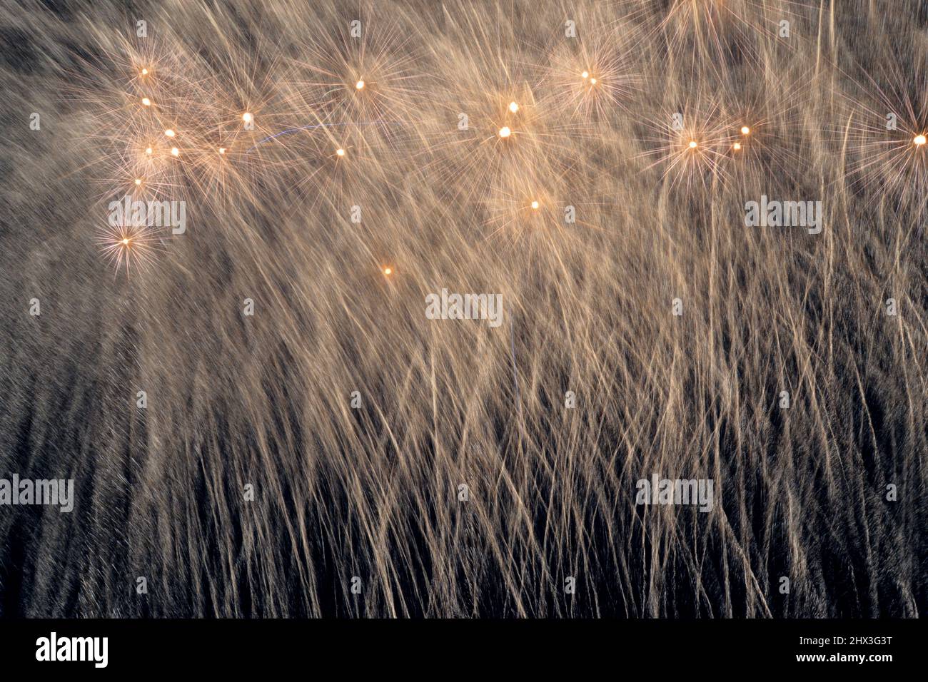 Explosives Feuerwerk mit Funkenregen.Feuerwerk während eines Festes in Sizilien im Mittelmeer. Schönes helles Feuerwerk, das die n erleuchtet Stockfoto