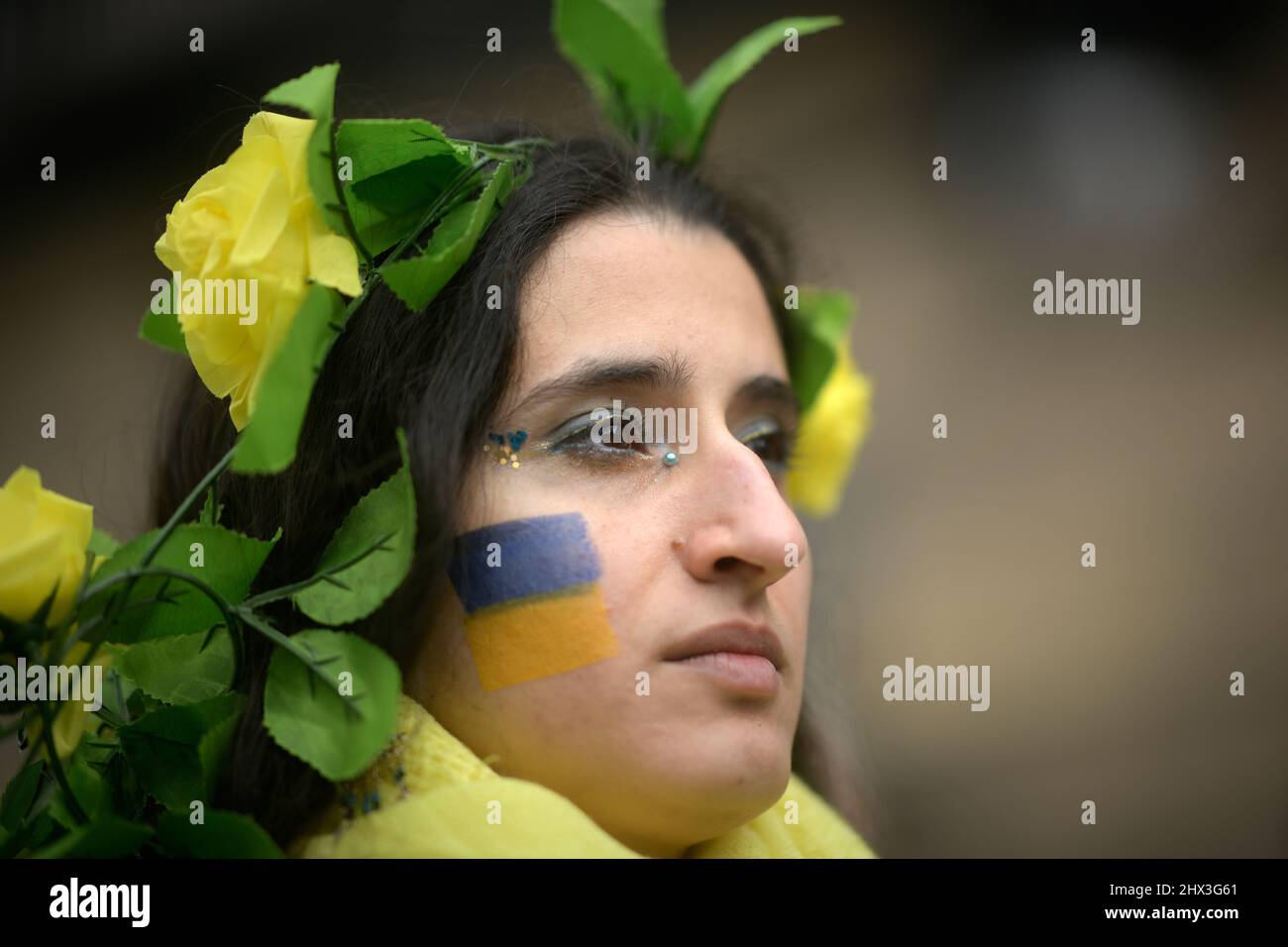 Edinburgh Schottland, Großbritannien März 09 2022. Schottische Künstler für die Ukraine versammeln sich vor dem russischen Generalkonsulat, um gegen die ukrainische Invasion und den Krieg mit Musik, Gesang, Lesungen und Bildern zu protestieren Stockfoto