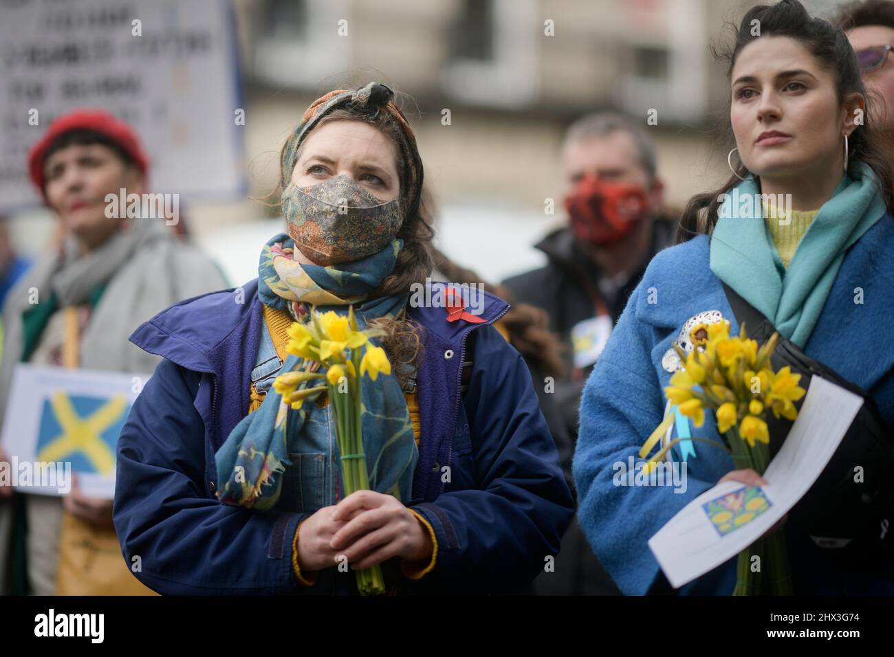 Edinburgh Schottland, Großbritannien März 09 2022. Schottische Künstler für die Ukraine versammeln sich vor dem russischen Generalkonsulat, um gegen die ukrainische Invasion und den Krieg mit Musik, Gesang, Lesungen und Bildern zu protestieren Stockfoto