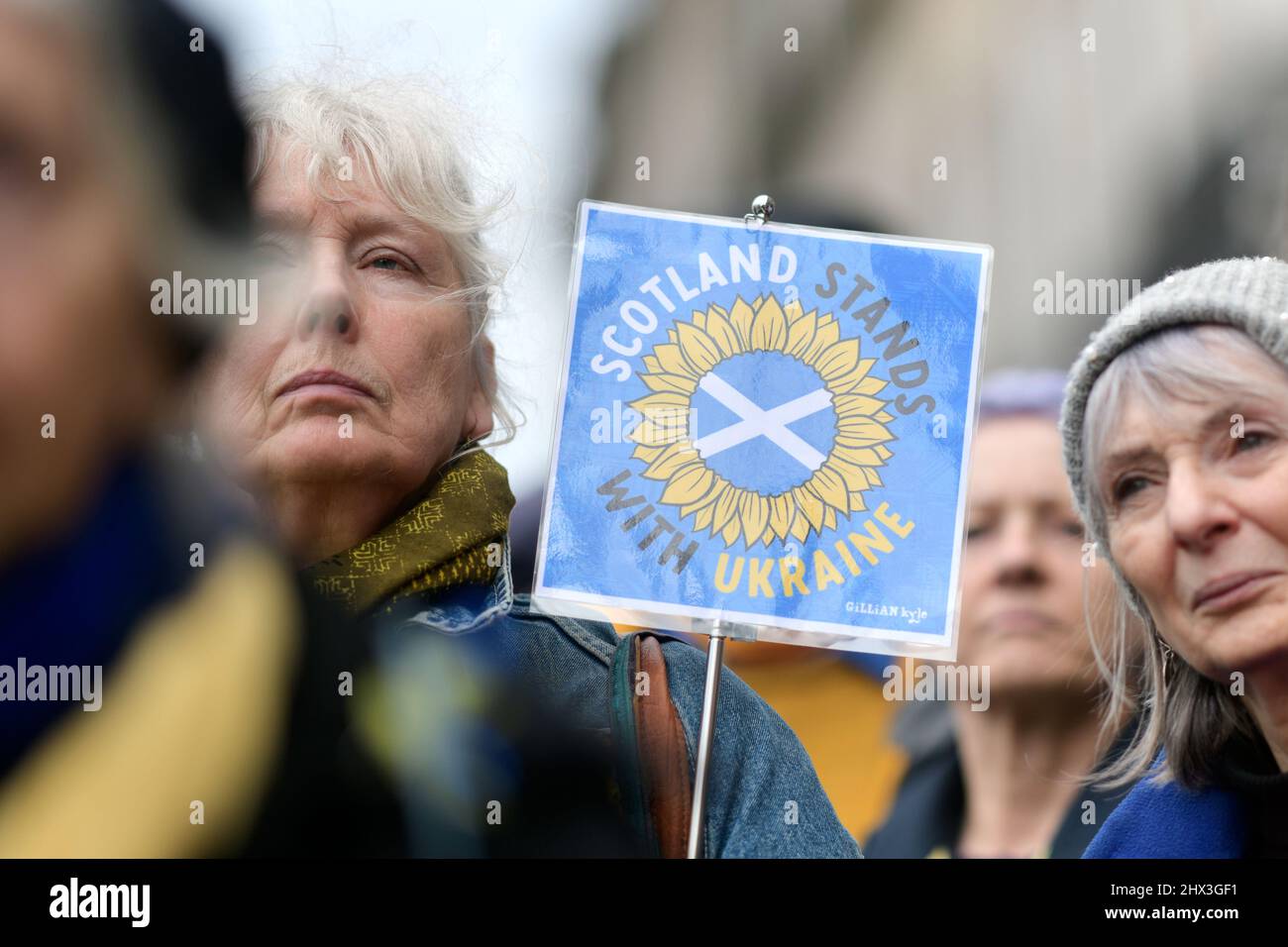 Edinburgh Schottland, Großbritannien März 09 2022. Schottische Künstler für die Ukraine versammeln sich vor dem russischen Generalkonsulat, um gegen die ukrainische Invasion und den Krieg mit Musik, Gesang, Lesungen und Bildern zu protestieren Stockfoto