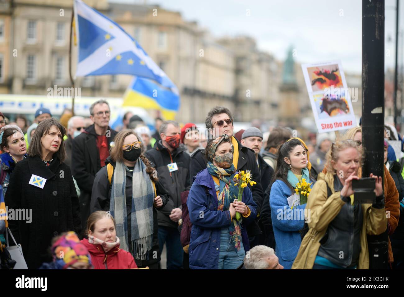 Edinburgh Schottland, Großbritannien März 09 2022. Schottische Künstler für die Ukraine versammeln sich vor dem russischen Generalkonsulat, um gegen die ukrainische Invasion und den Krieg mit Musik, Gesang, Lesungen und Bildern zu protestieren Stockfoto