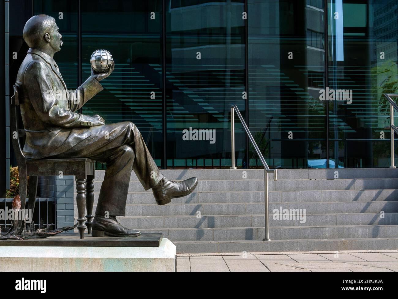 Skulptur von H. G. Wells vom Bildhauer Wesley W. Harland vor dem Gebäude der McLaren Group, Victoria Gate, Woking, England, Großbritannien Stockfoto