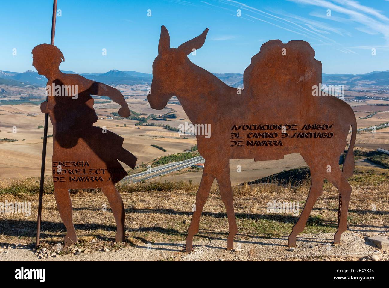 Die Bronze-Stahlskulptur auf dem Alto del Perdon (Berg der Vergebung) auf dem Camino de Santiago bei Uterga, Pamplona, Spanien Stockfoto