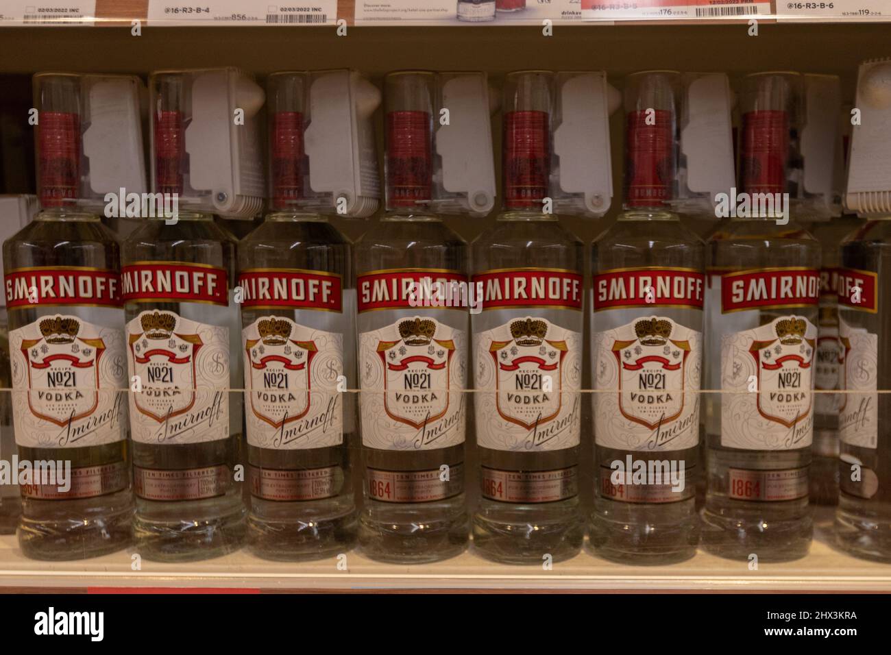 Flaschen Smirnoff No 21 Vodka, Supermarkt-Display, März 2022 Stockfoto