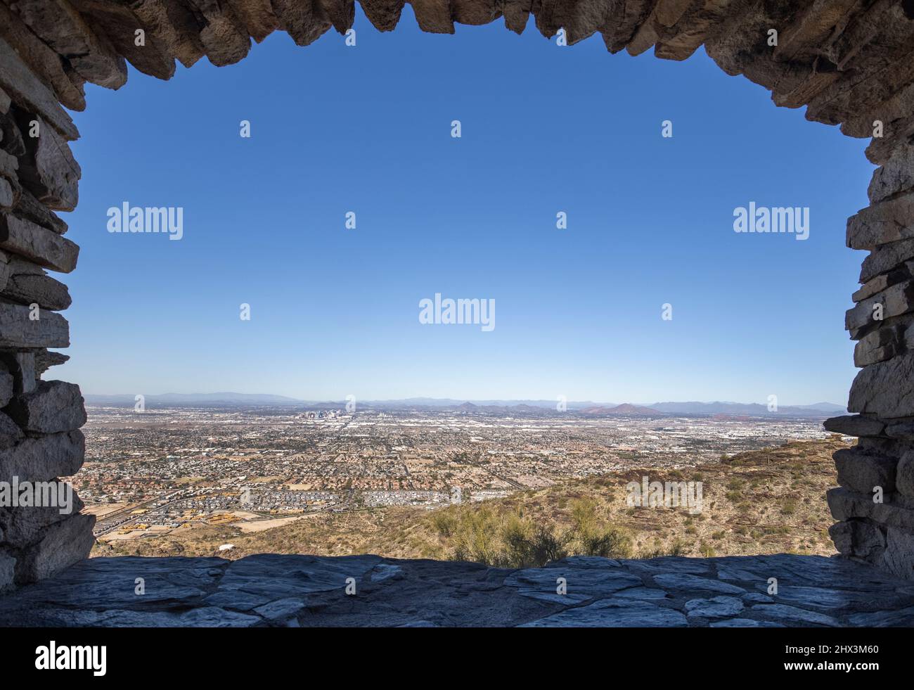 Dobbin's Lookout liegt auf dem Phoenix, dem berühmten South Mountain Park in Arizona, und bietet Touristen einen phänomenalen Blick auf die Stadt. Stockfoto