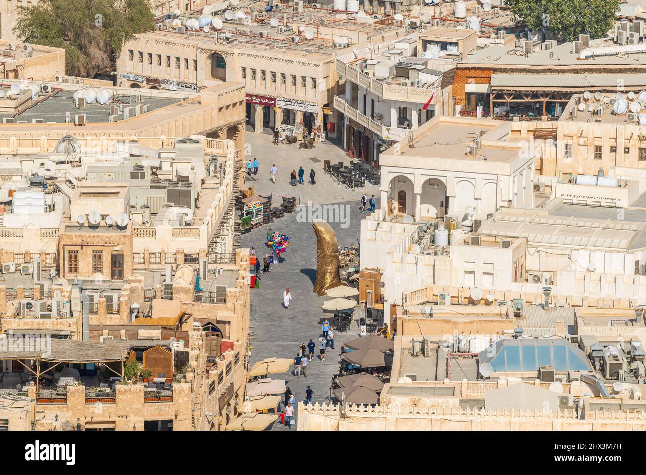 Luftaufnahme von Souq Waqif. Haupttouristenattraktion, die traditionelle Kleidung, Gewürze, Kunsthandwerk und Souvenirs verkauft. Stockfoto