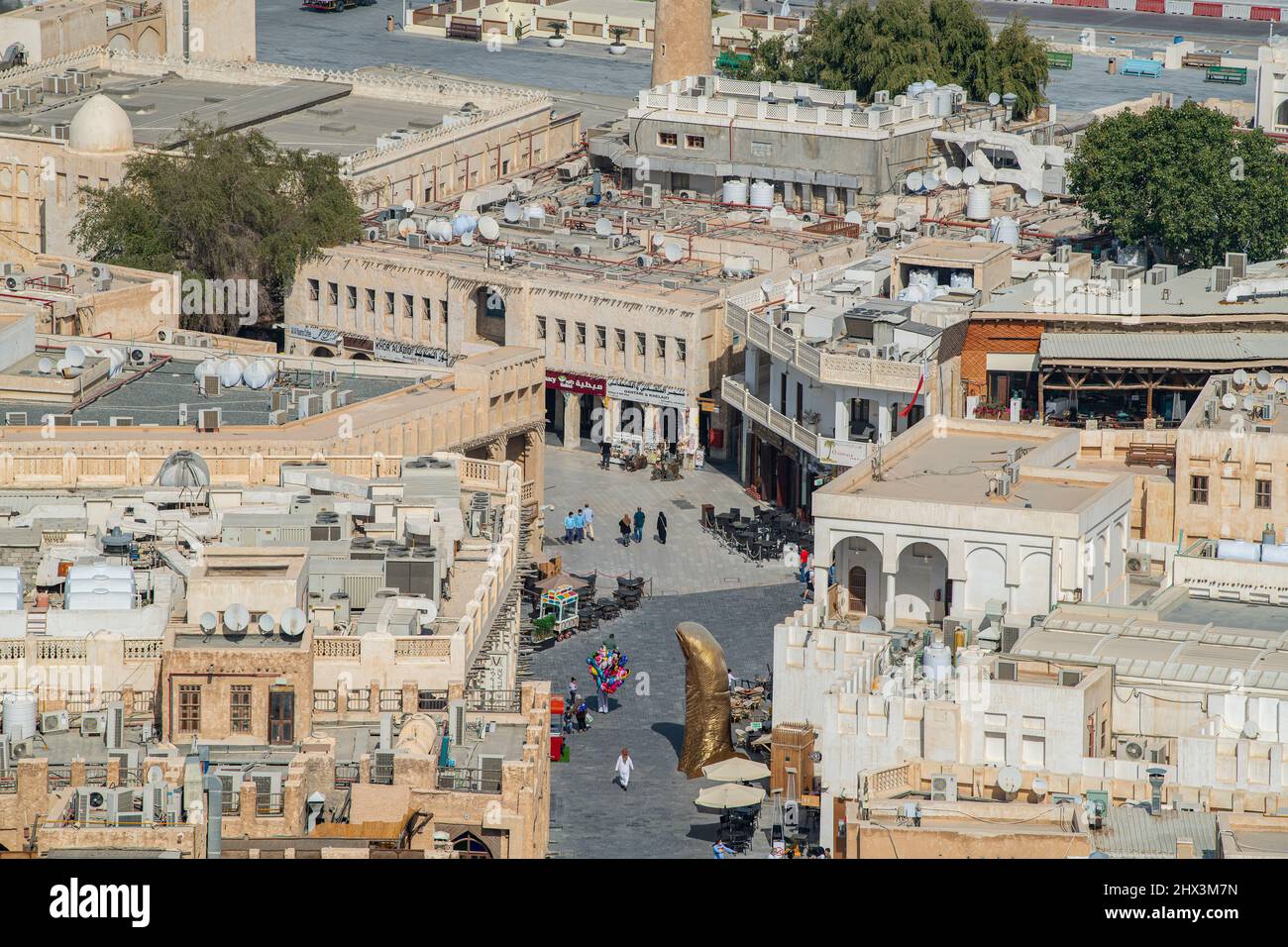 Luftaufnahme von Souq Waqif. Haupttouristenattraktion, die traditionelle Kleidung, Gewürze, Kunsthandwerk und Souvenirs verkauft. Stockfoto