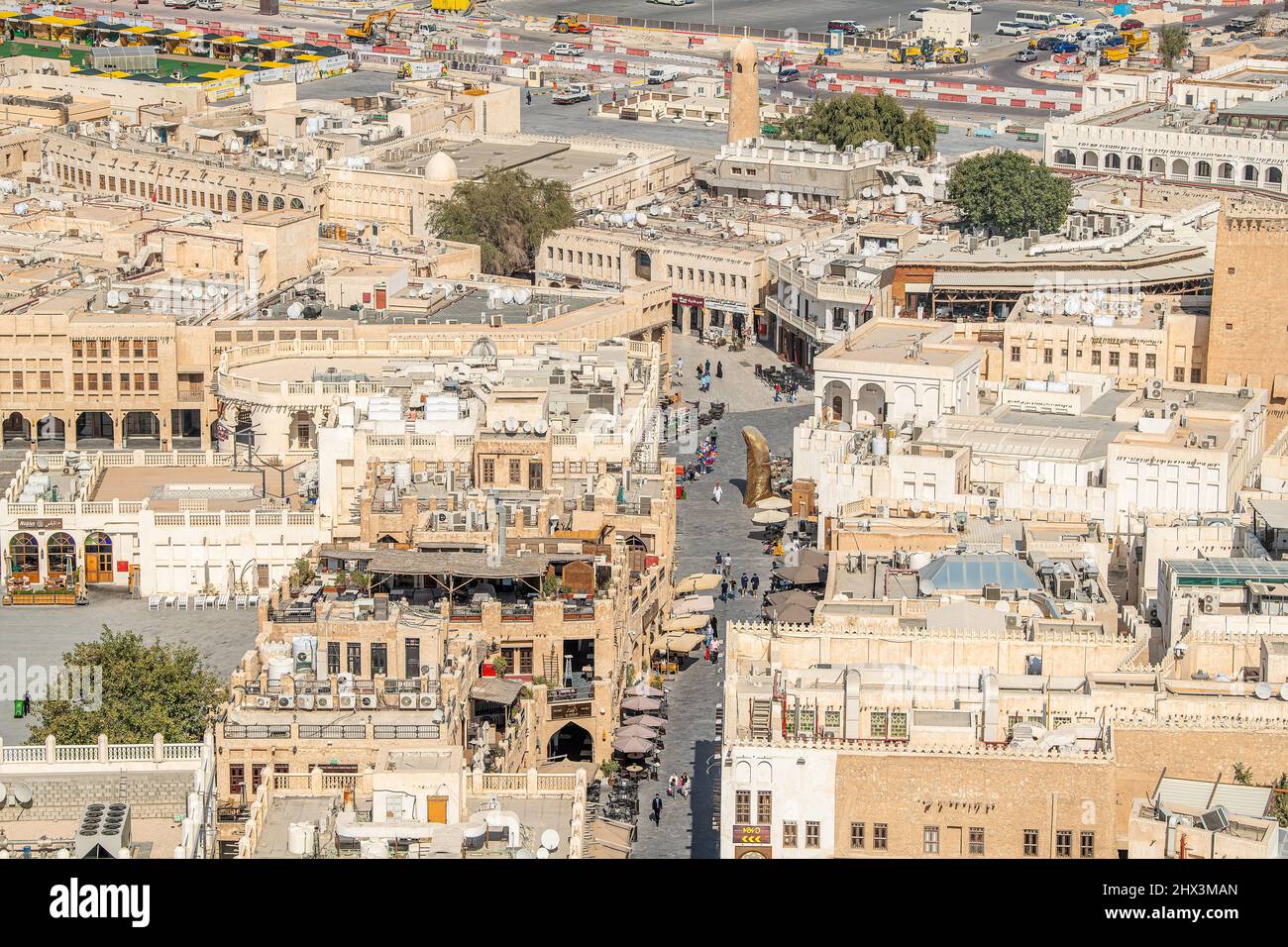 Luftaufnahme von Souq Waqif. Haupttouristenattraktion, die traditionelle Kleidung, Gewürze, Kunsthandwerk und Souvenirs verkauft. Stockfoto