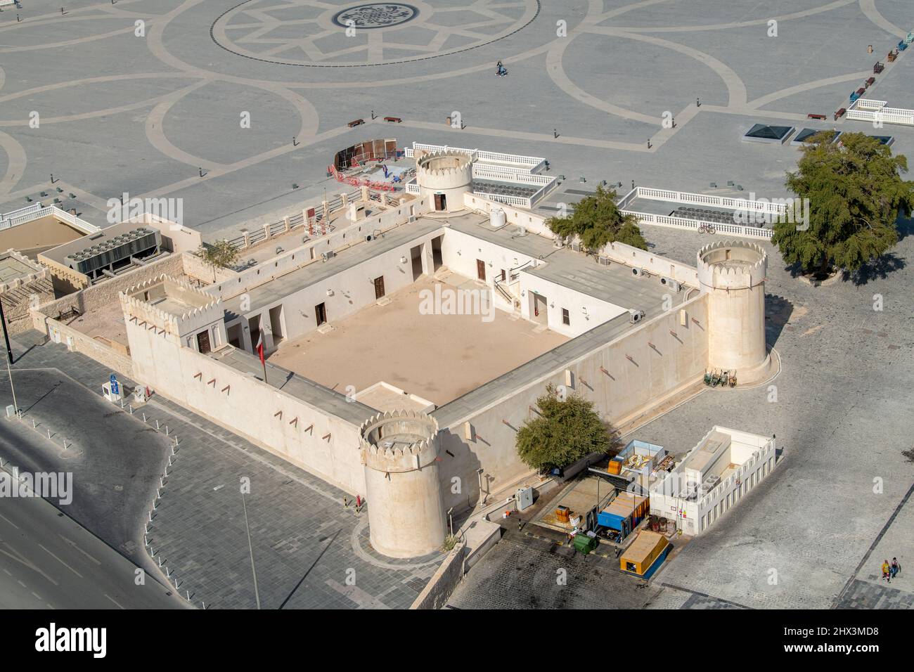 Luftaufnahme von Souq Waqif. Haupttouristenattraktion, die traditionelle Kleidung, Gewürze, Kunsthandwerk und Souvenirs verkauft. Stockfoto