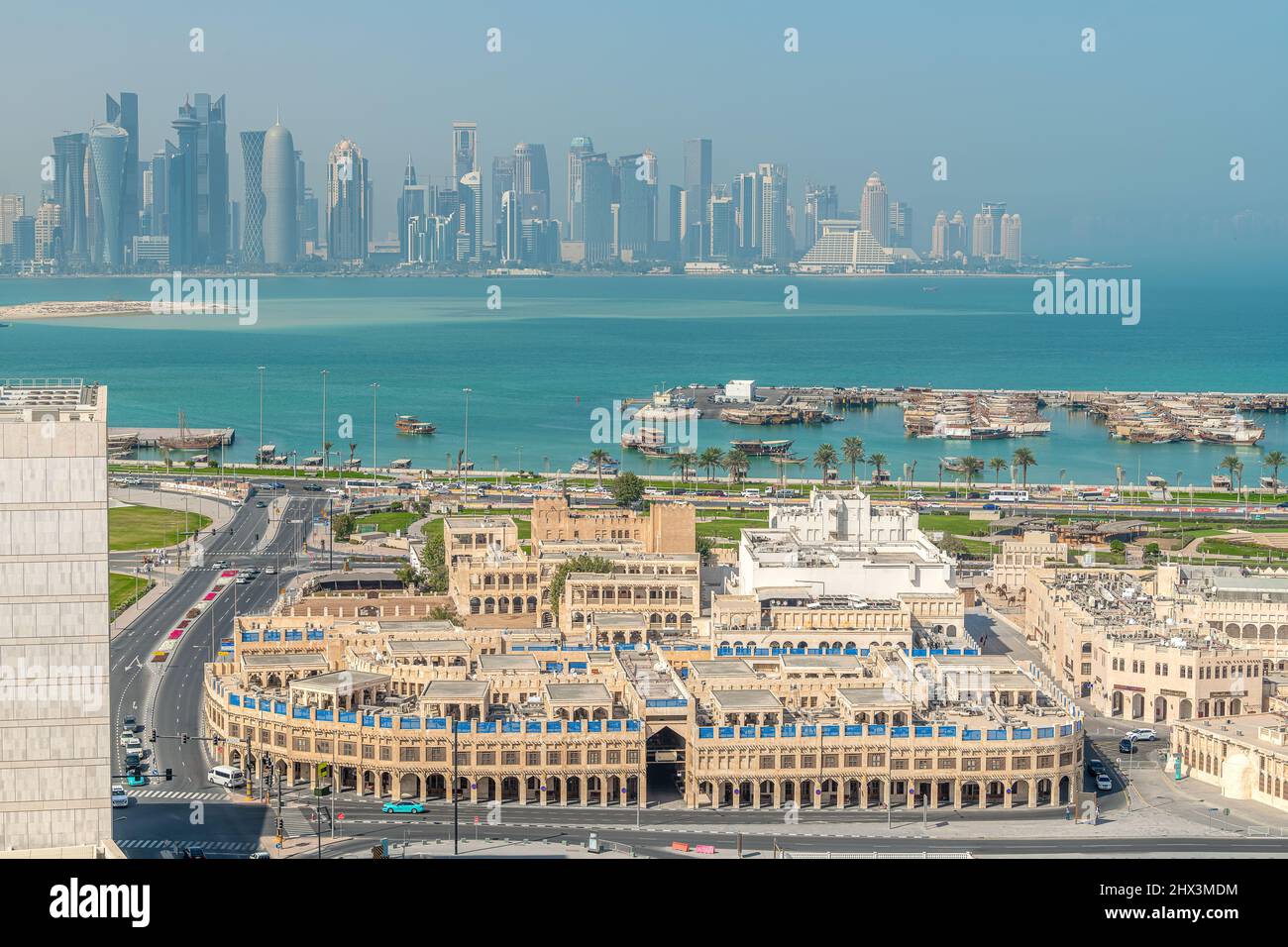 Luftaufnahme von Souq Waqif. Haupttouristenattraktion, die traditionelle Kleidung, Gewürze, Kunsthandwerk und Souvenirs verkauft. Stockfoto