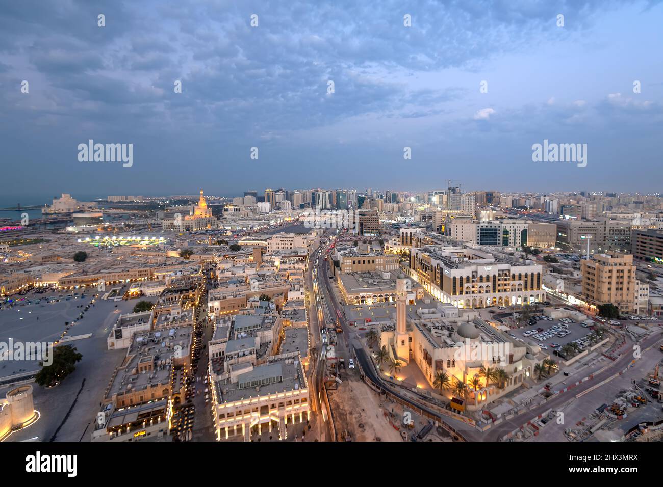 Luftaufnahme von Souq Waqif. Haupttouristenattraktion, die traditionelle Kleidung, Gewürze, Kunsthandwerk und Souvenirs verkauft. Stockfoto