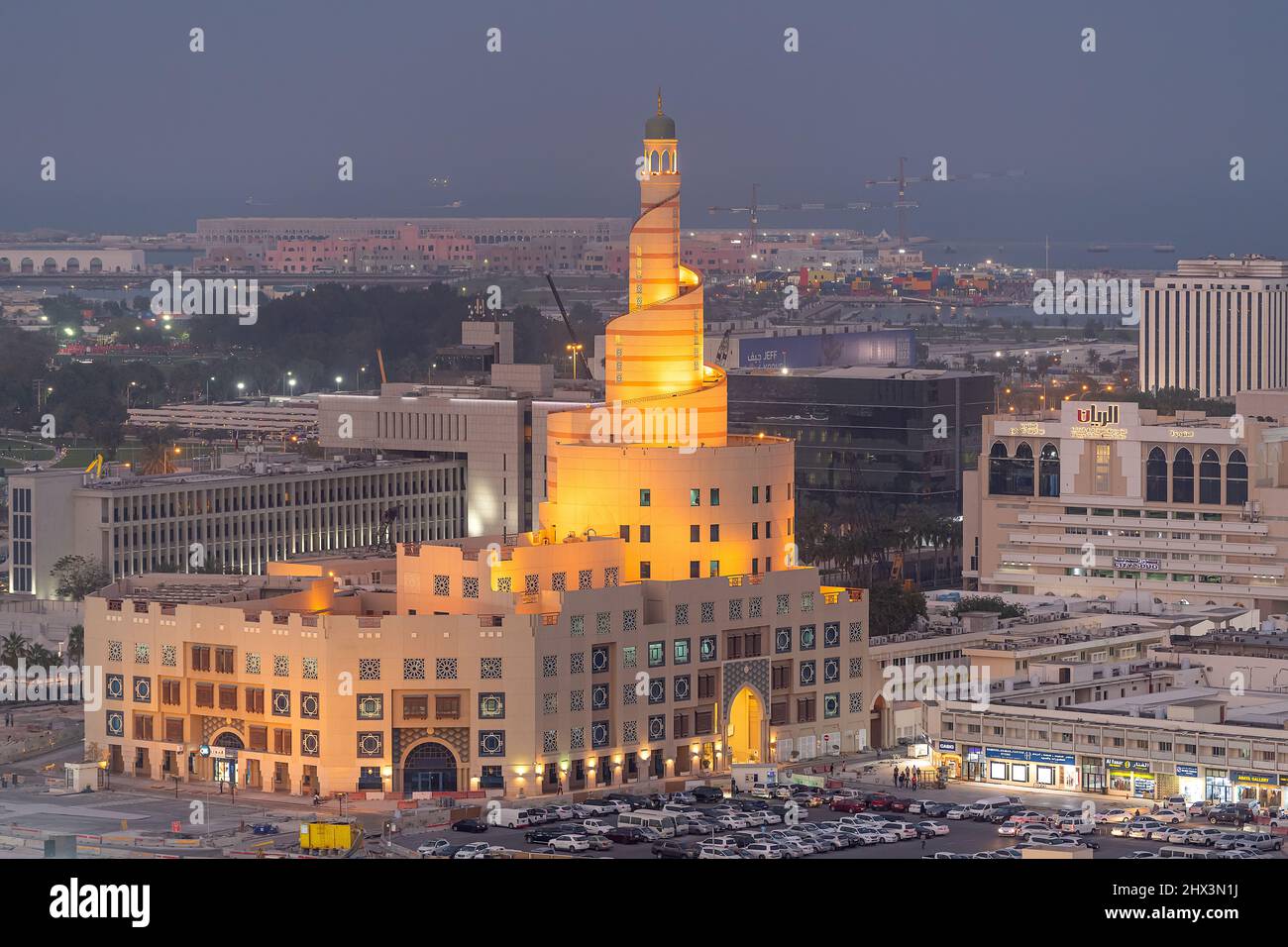 Luftaufnahme von Souq Waqif. Haupttouristenattraktion, die traditionelle Kleidung, Gewürze, Kunsthandwerk und Souvenirs verkauft. Stockfoto