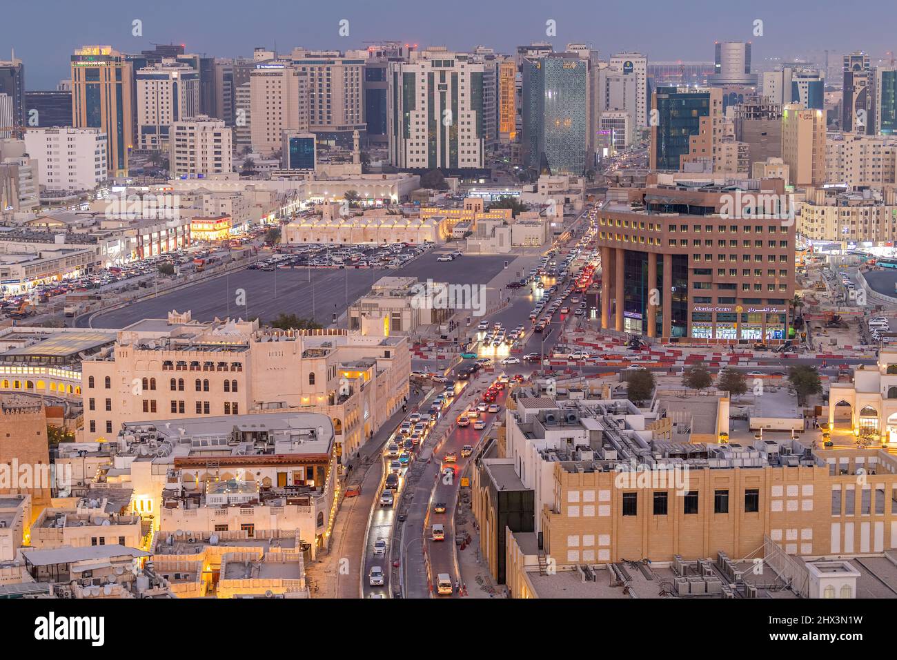 Luftaufnahme von Souq Waqif. Haupttouristenattraktion, die traditionelle Kleidung, Gewürze, Kunsthandwerk und Souvenirs verkauft. Stockfoto