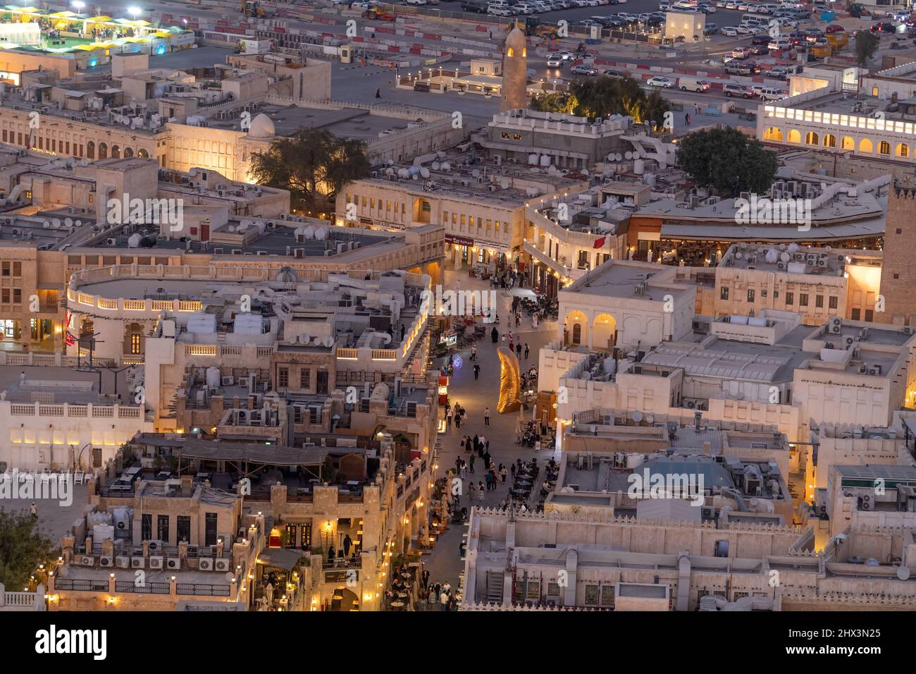 Luftaufnahme von Souq Waqif. Haupttouristenattraktion, die traditionelle Kleidung, Gewürze, Kunsthandwerk und Souvenirs verkauft. Stockfoto