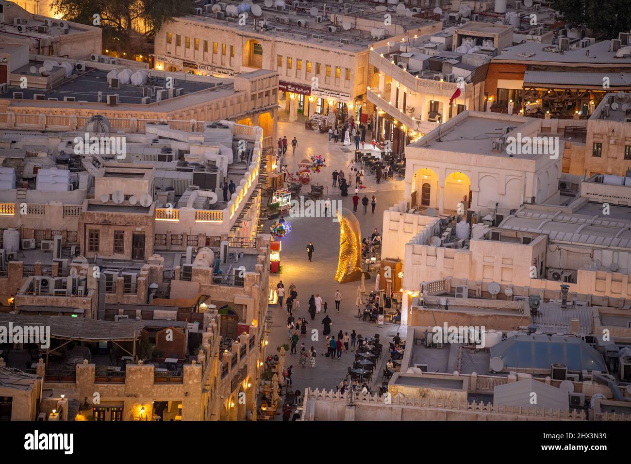 Luftaufnahme von Souq Waqif. Haupttouristenattraktion, die traditionelle Kleidung, Gewürze, Kunsthandwerk und Souvenirs verkauft. Stockfoto