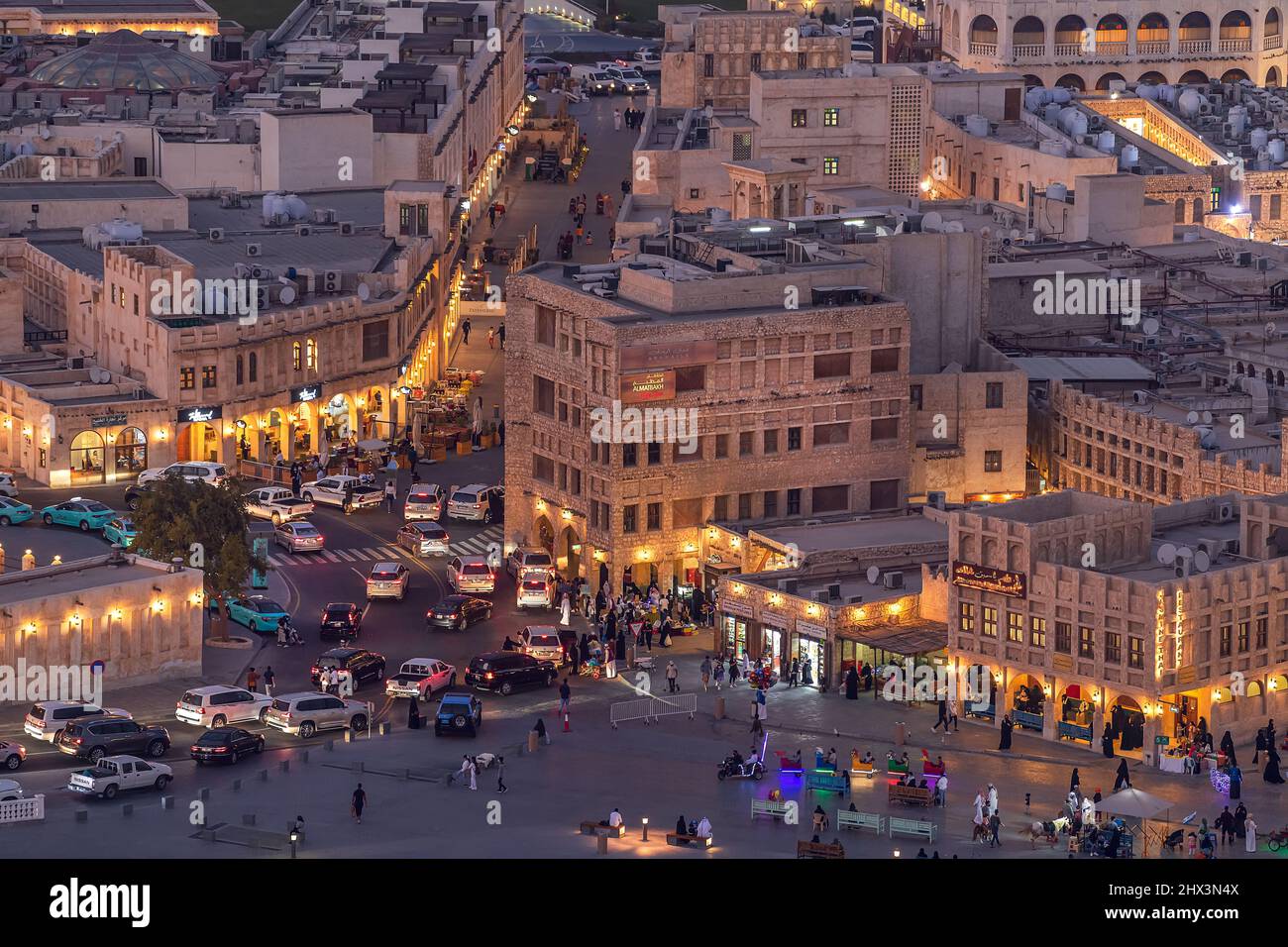 Luftaufnahme von Souq Waqif. Haupttouristenattraktion, die traditionelle Kleidung, Gewürze, Kunsthandwerk und Souvenirs verkauft. Stockfoto